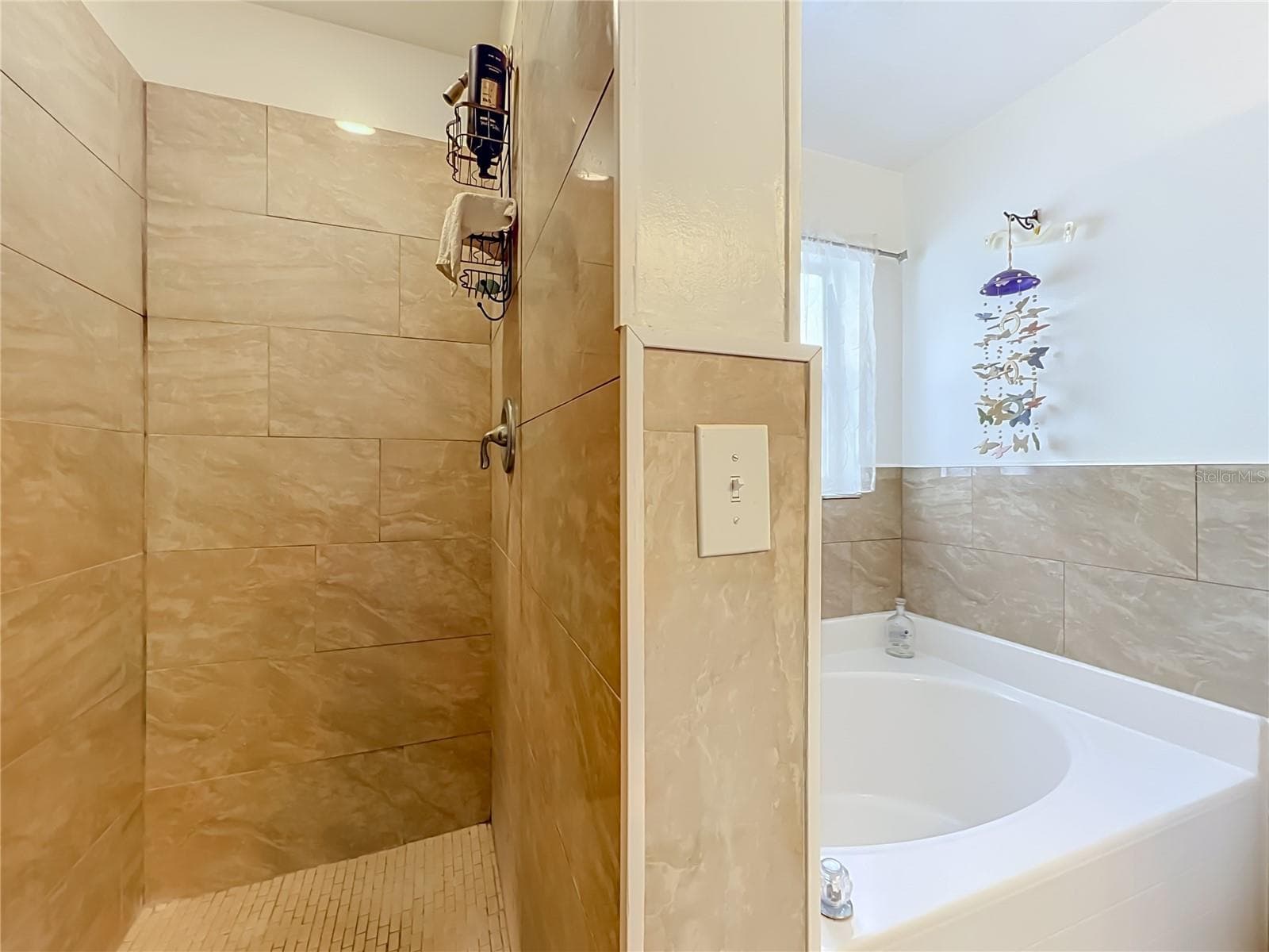 Shower and separate garden tub - 12900 LOS ALAMITOS CT, ORLANDO