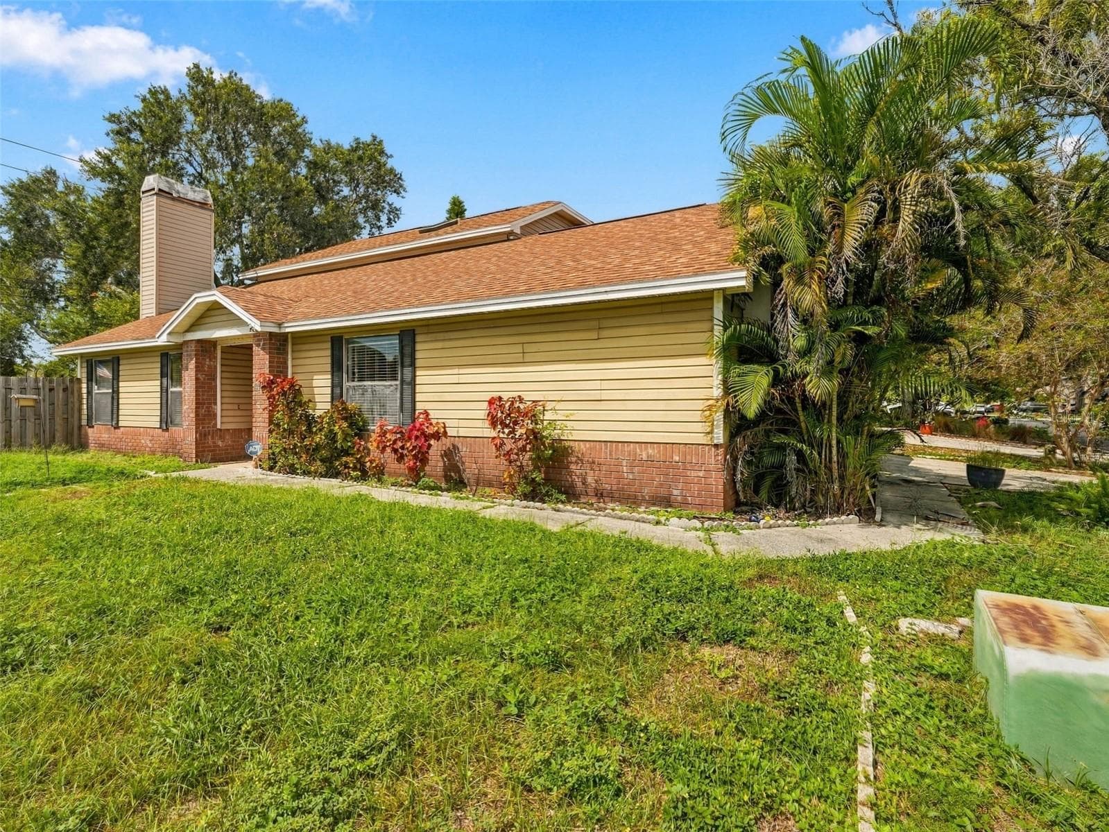 Single Family Residence at 2184 SPRINGRAIN DR, CLEARWATER, photo 2 of 38