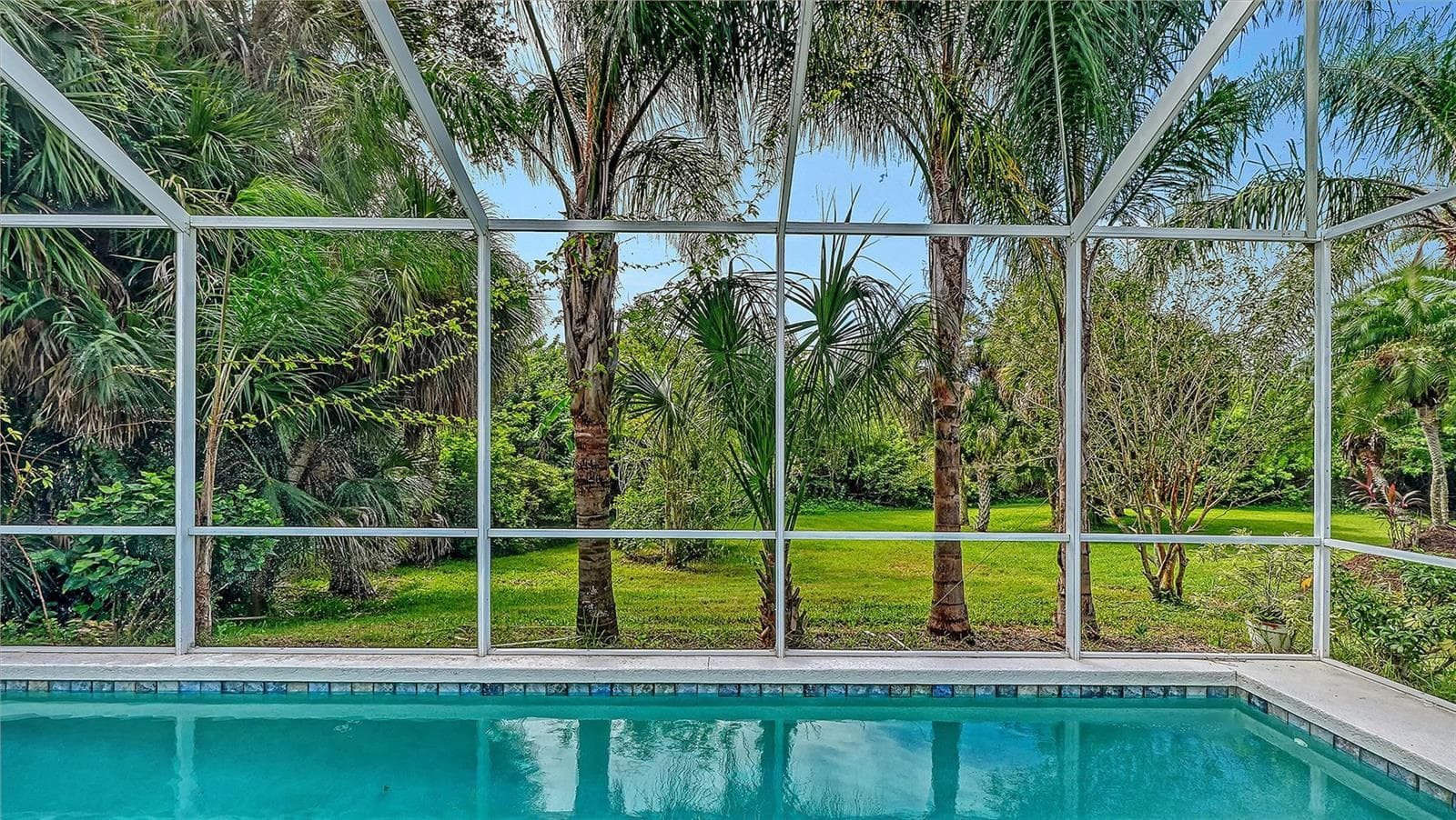Pool overlooking the preserve - 4942 OLDHAM ST, SARASOTA