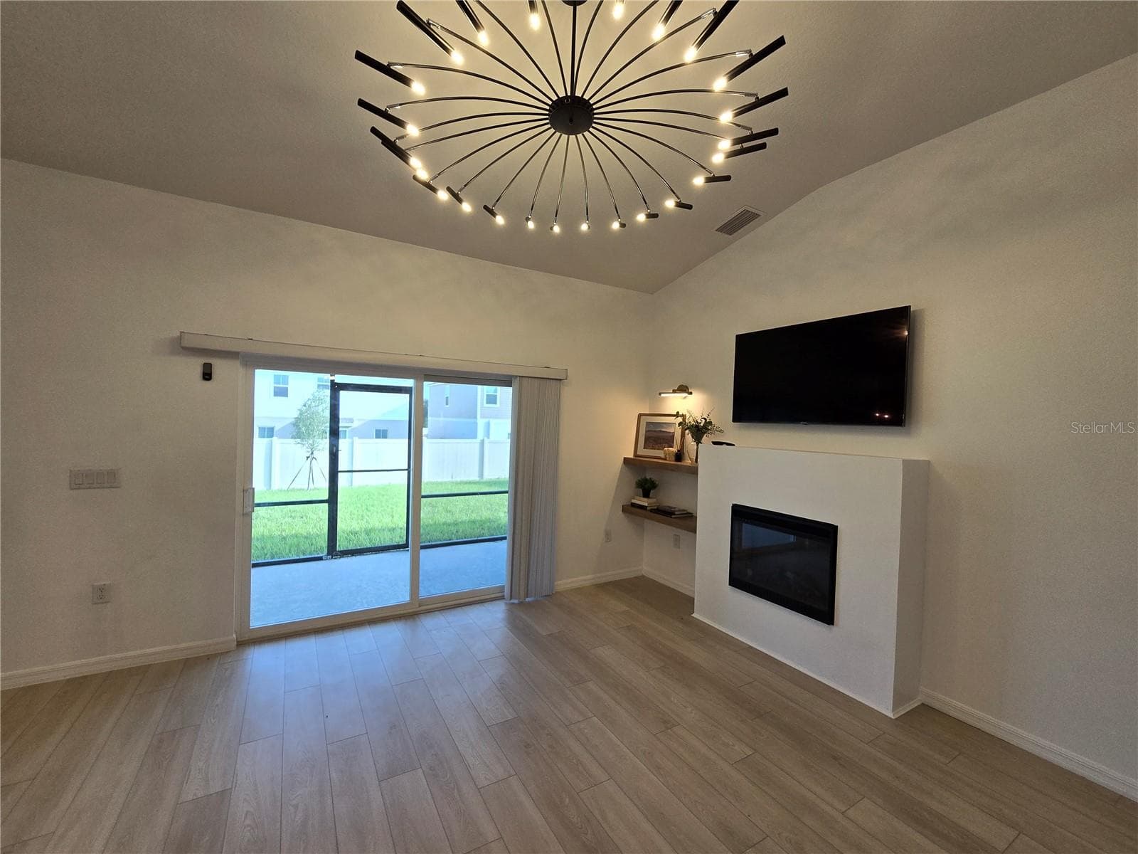 Living room - 2441 OAKWOOD LN, DAVENPORT