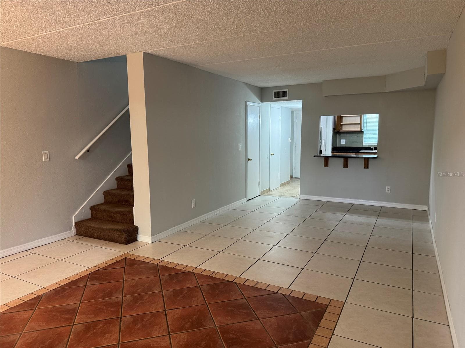 LOOKING FROM REAR PATIO THRU LOUNGING ROOM TO BREAKFAST BAR, FOYER & KITCHEN - 2884 SOMERSET PARK DR #2907, TAMPA
