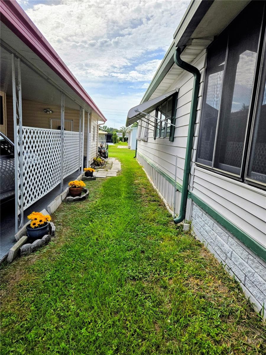 Manufactured Home at 6245 QUALITY LN, ZEPHYRHILLS, photo 4 of 52