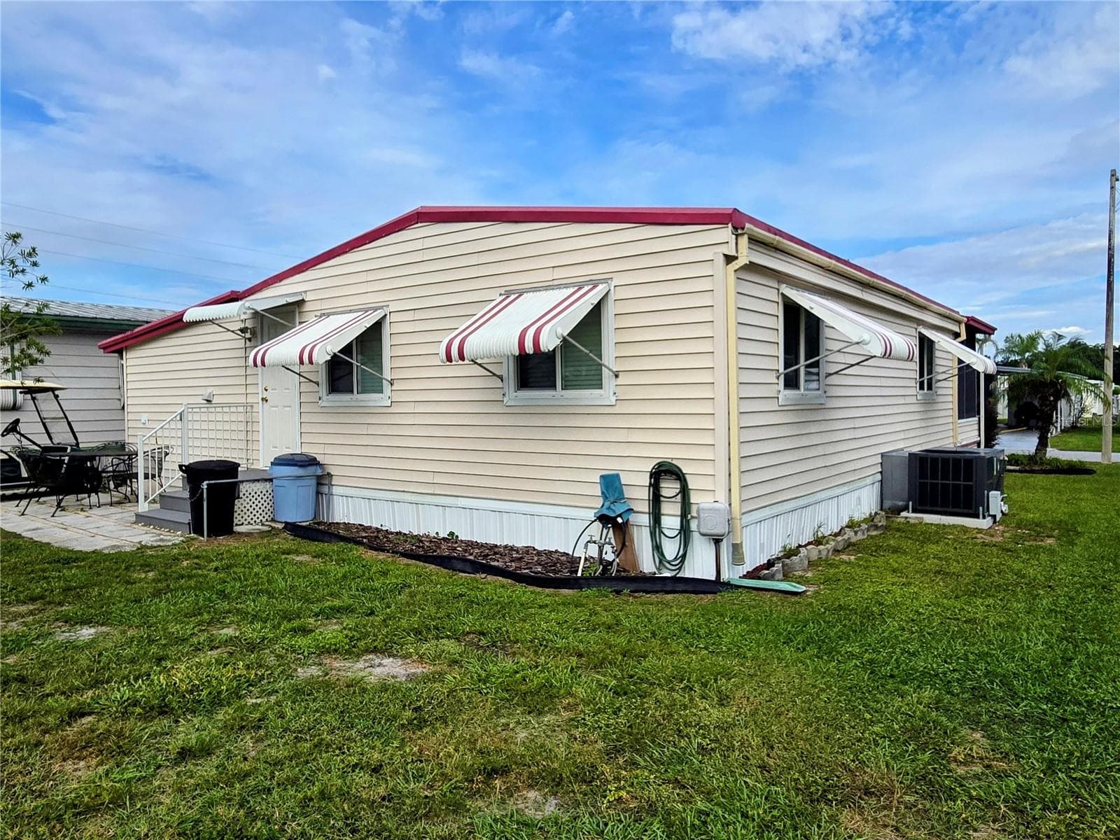 Manufactured Home at 6245 QUALITY LN, ZEPHYRHILLS, photo 7 of 52