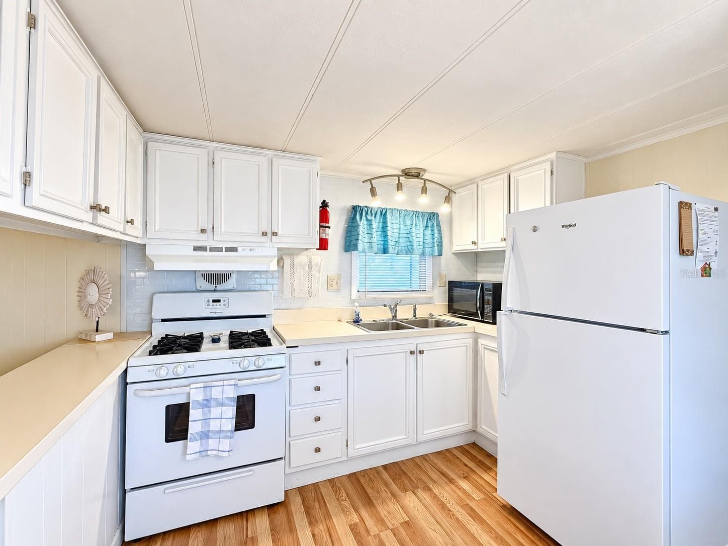 Manufactured Home at 3104 DARNEA LN, ELLENTON, photo 8 of 51