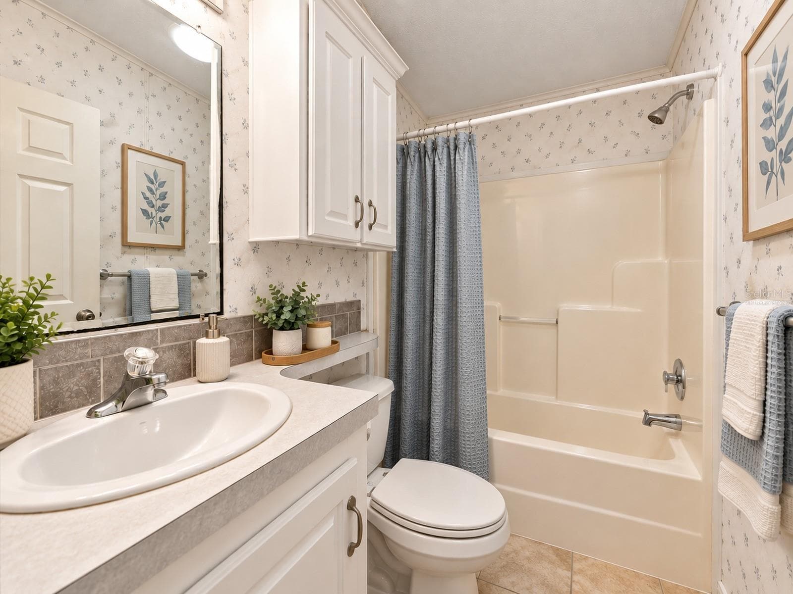 Virtually staged for visualization purposes - Guest Bath - 59 BEAVERKILL DR, LAKE WALES