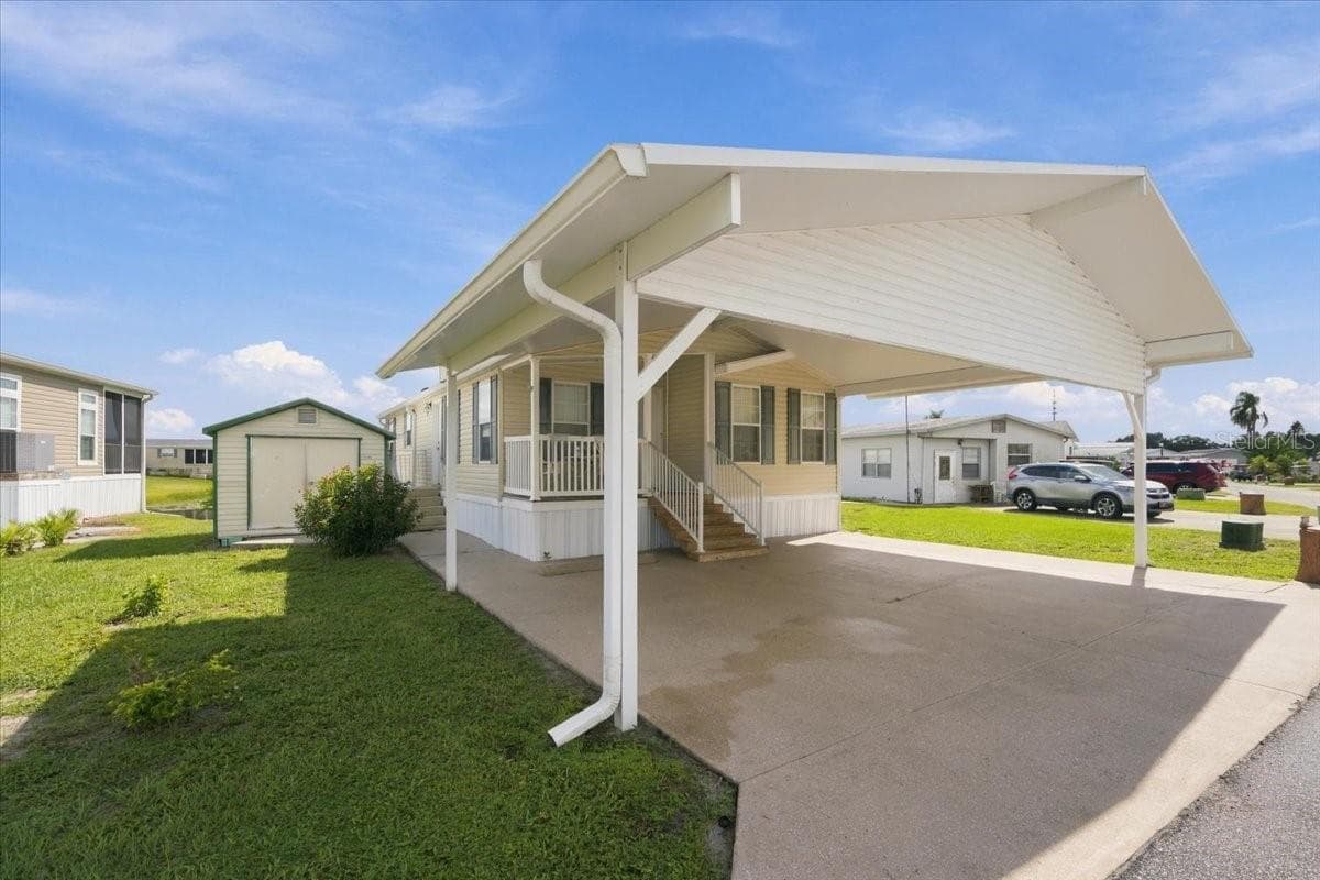 Your New Oasis! - 59 BEAVERKILL DR, LAKE WALES