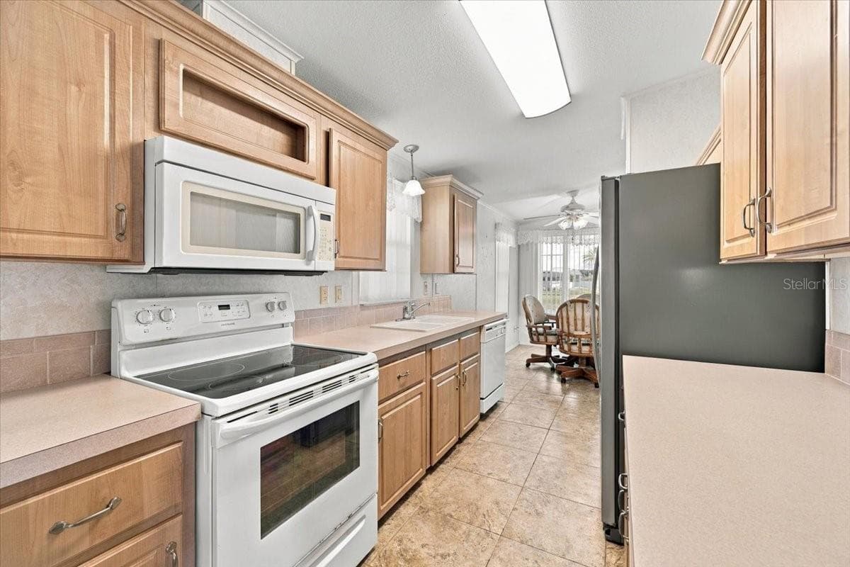 Manufactured Home at 59 BEAVERKILL DR, LAKE WALES, photo 15 of 56