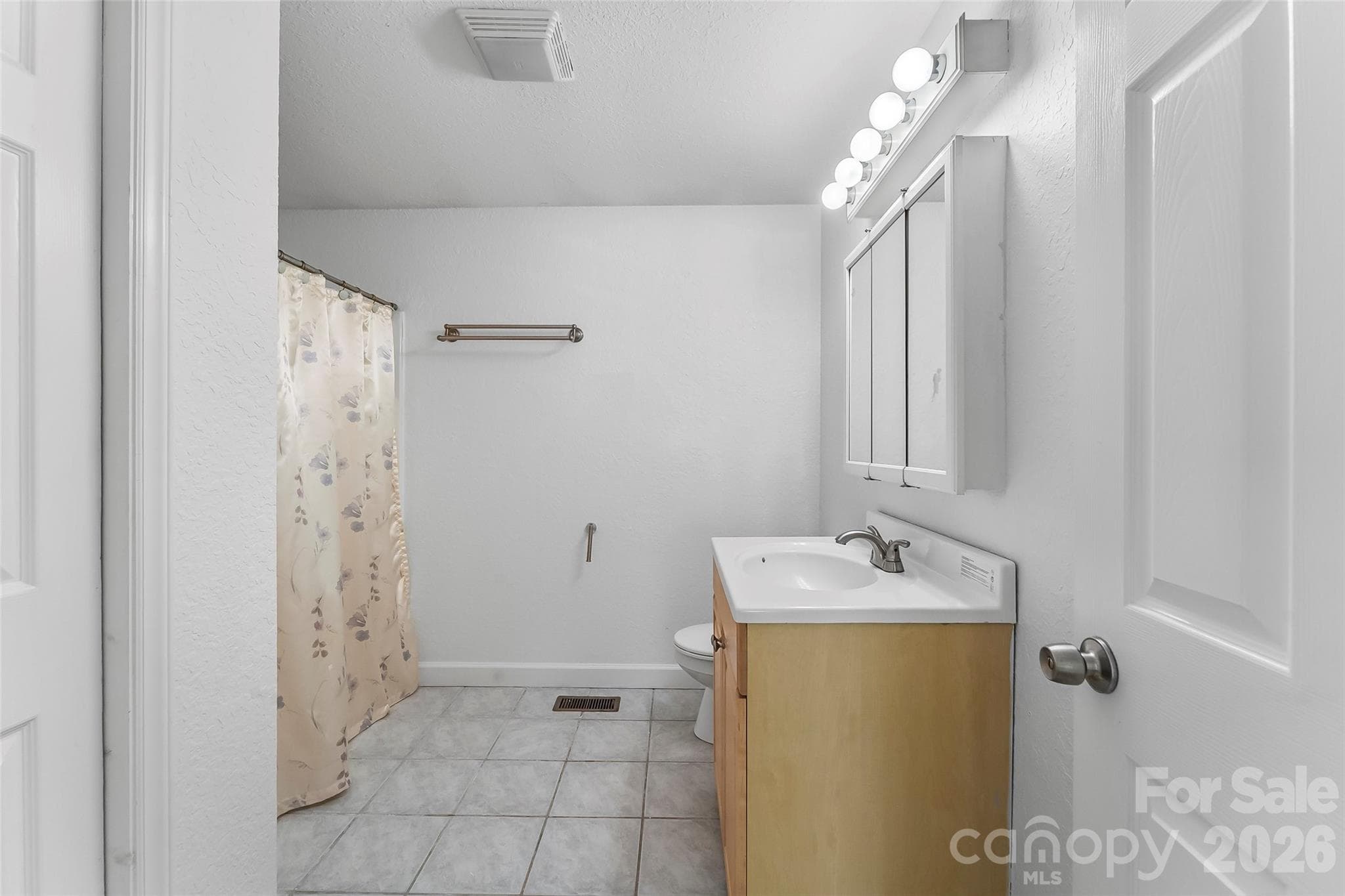 Large full bath on upper level - 221 Old US 70 Highway E, Black Mountain