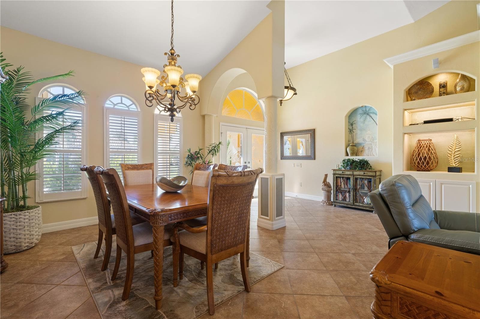 Formal dining area defined by columns - 1448 KIWI CT, PUNTA GORDA