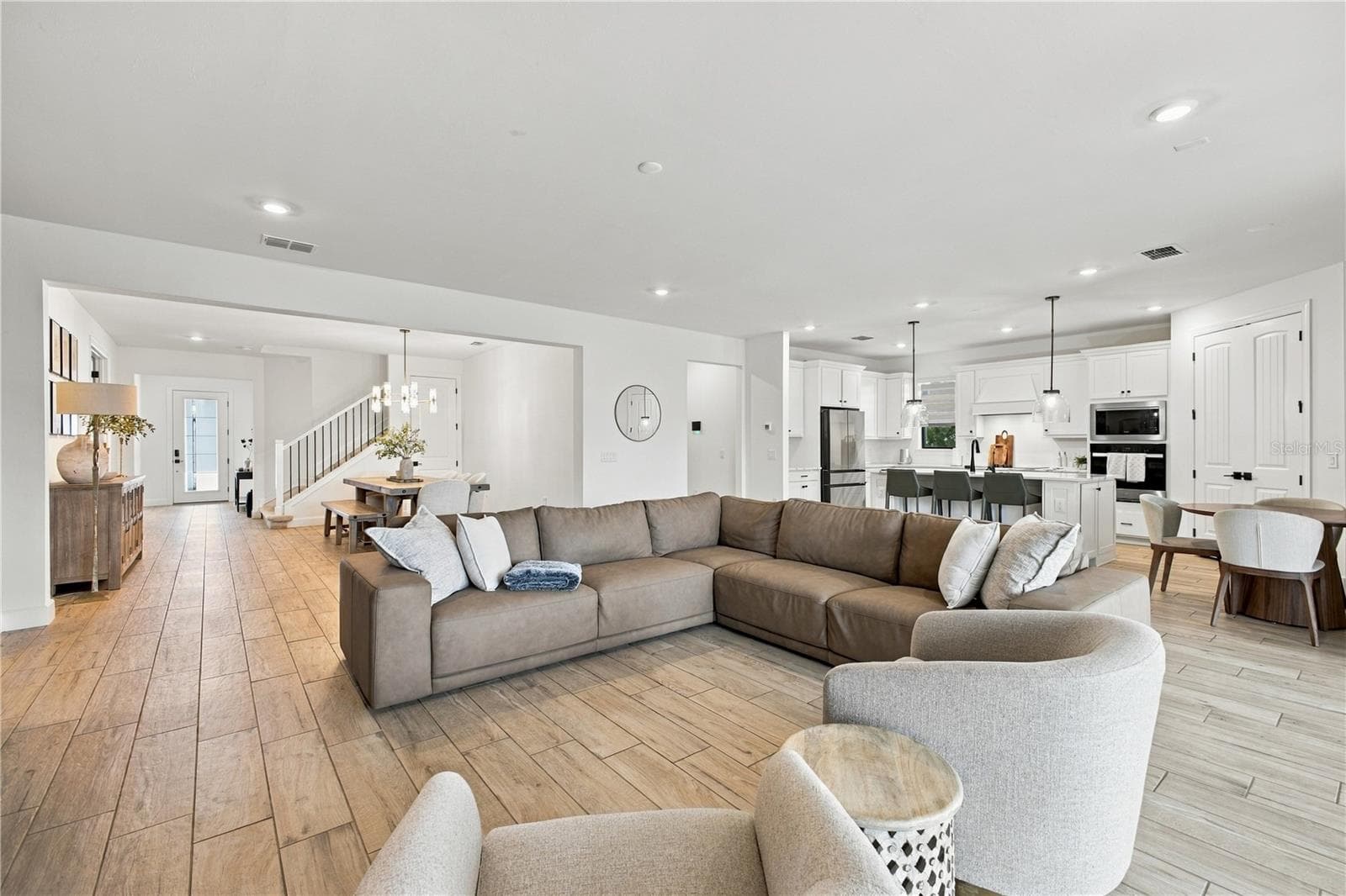 Living Room to Kitchen - 5839 SILVERSIDE PINE CT, LAKEWOOD RANCH