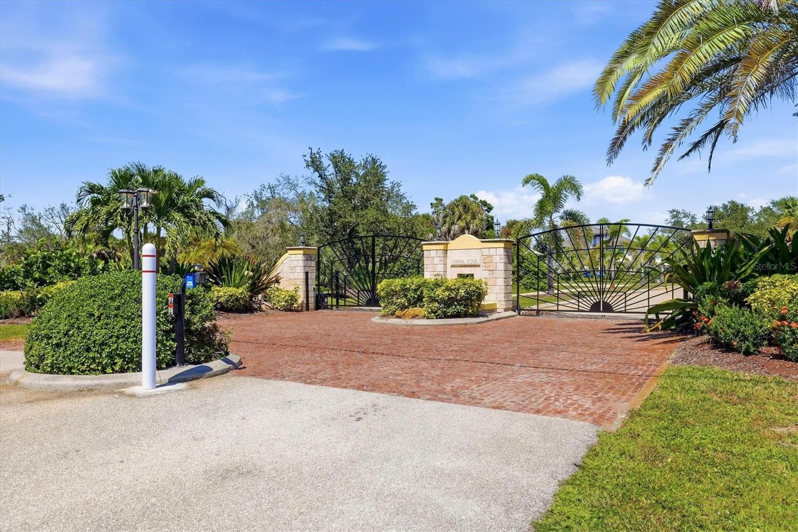 10060 CREEKSIDE DR