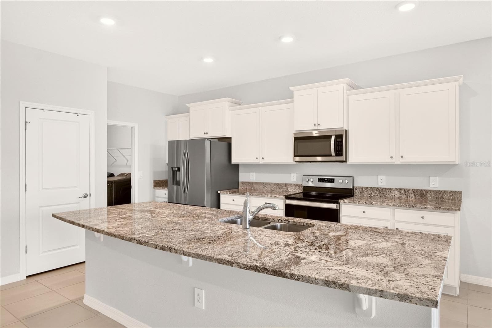 6186 SW 93rd Loop Ocala - Granite counter tops - center island - 6186 SW 93RD LOOP, OCALA