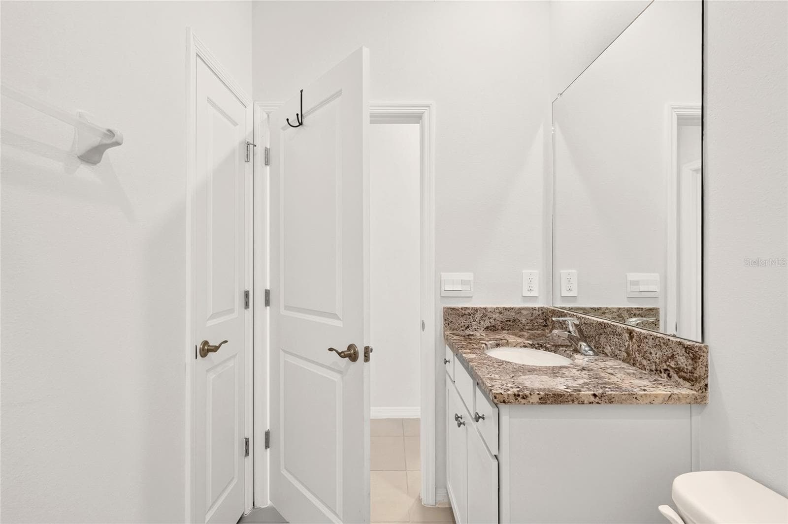 6186 SW 93rd Loop Ocala Guest bath with linen closet - 6186 SW 93RD LOOP, OCALA
