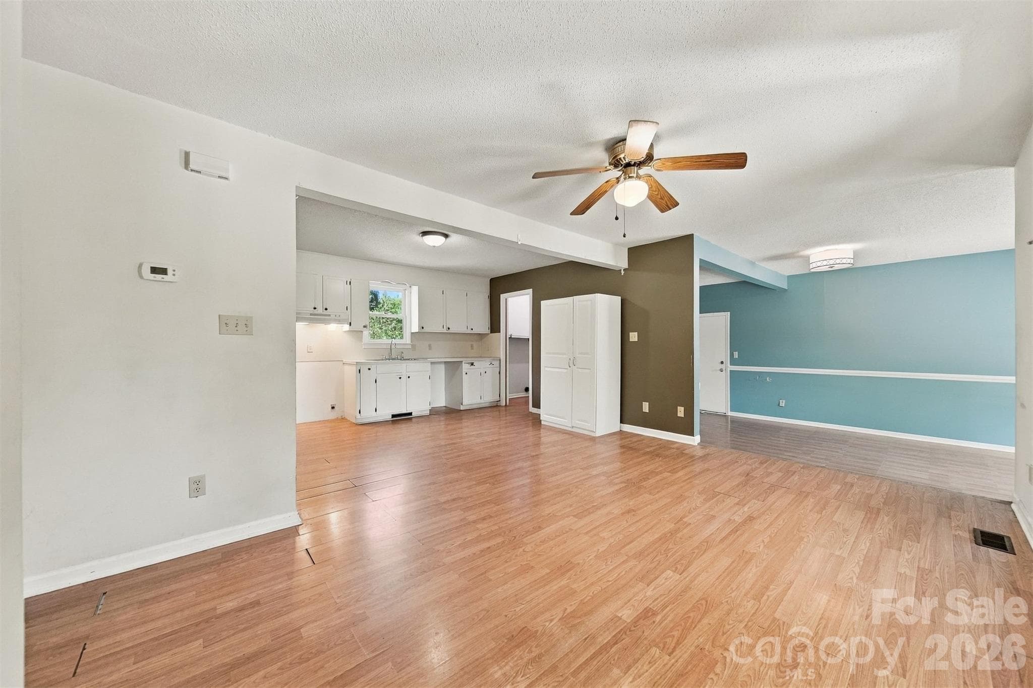 Single Family Residence at 425 Heritage Farm Road, Hickory, photo 5 of 23