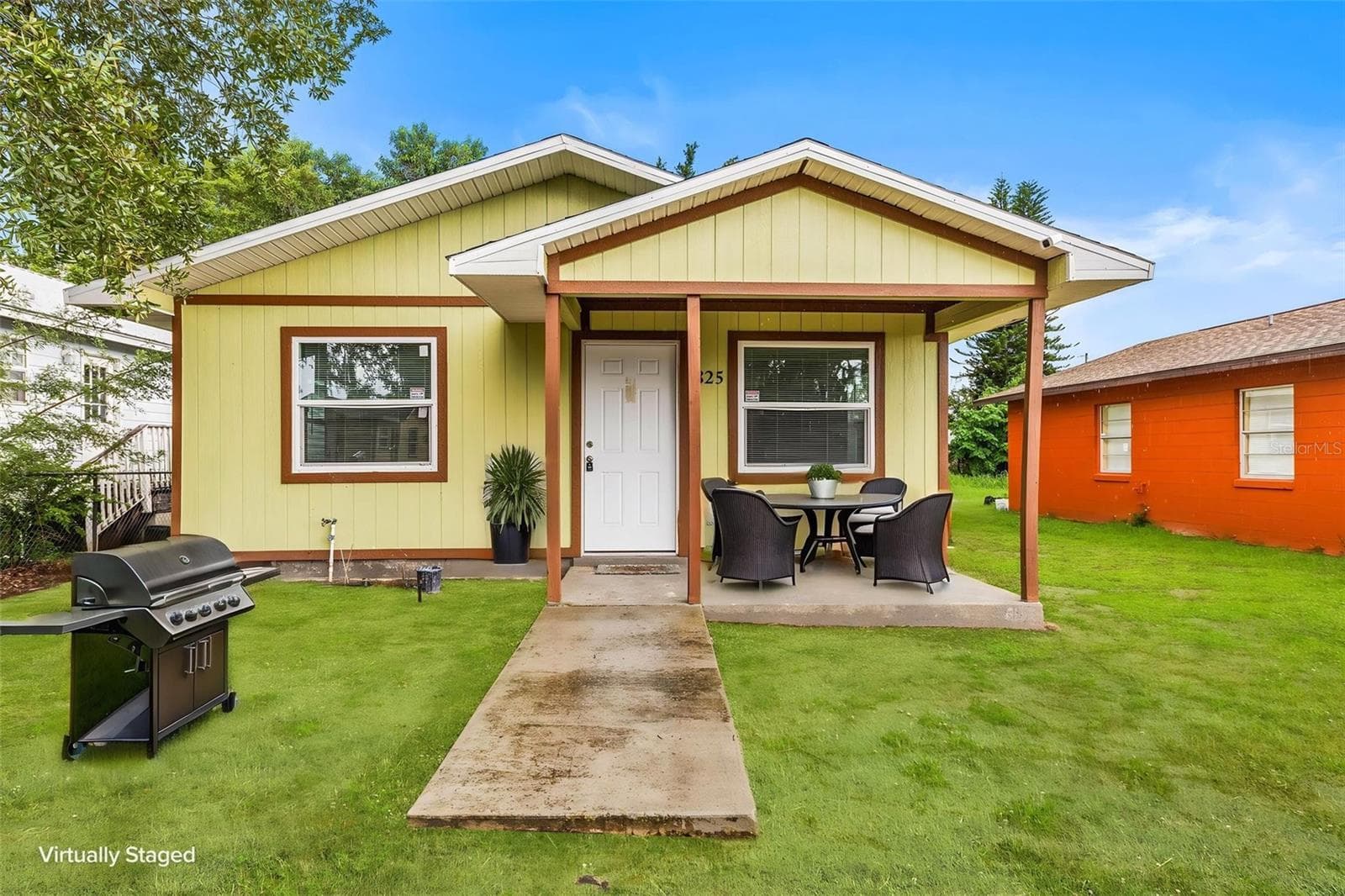 Virtual stage front yard - 825 BOOKER AVE, SEBRING