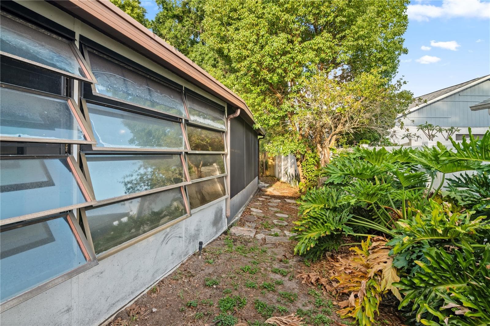 Side of the house - 2031 DOVER CT, OLDSMAR