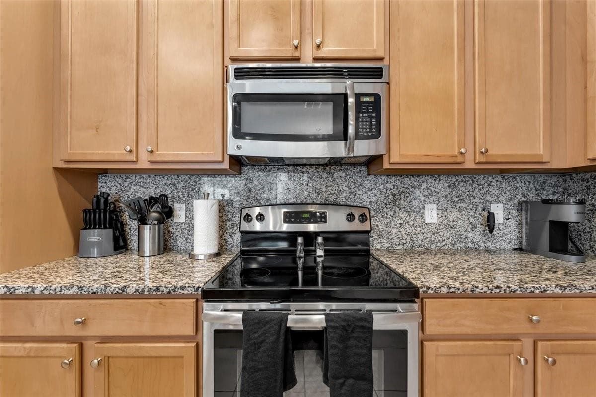 Townhouse at 390 CAPTIVA DR, DAVENPORT, photo 23 of 103