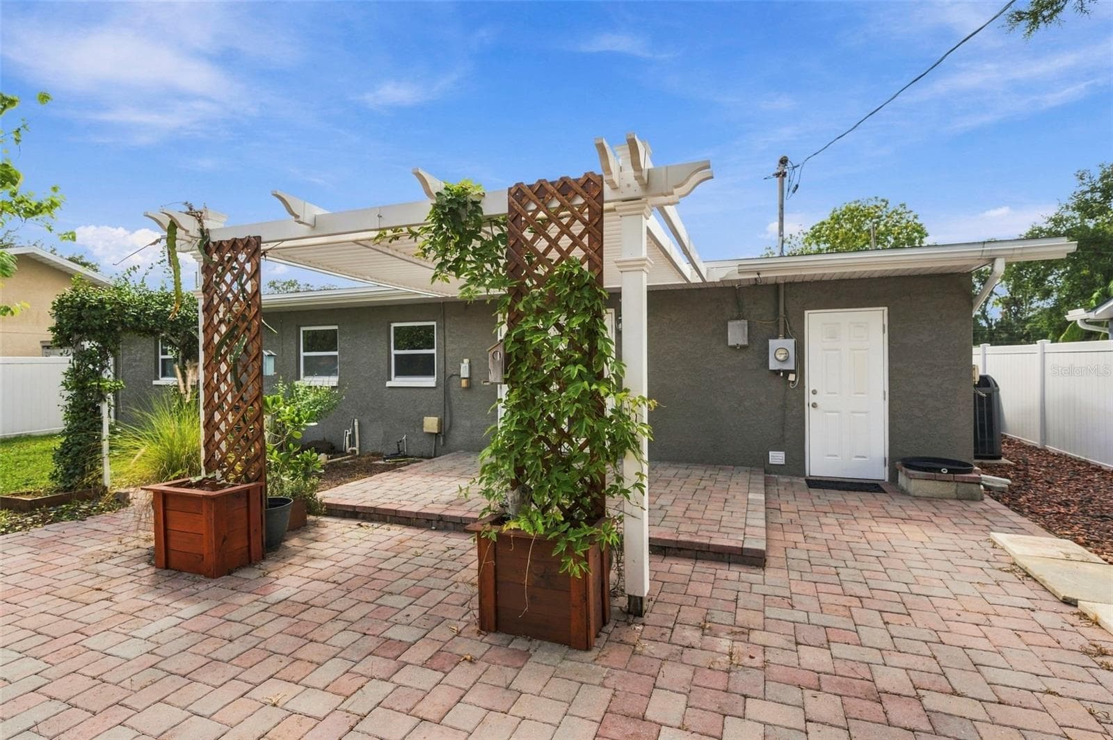 Expansive paver patio with pergola - 620 PALM PL, SAFETY HARBOR