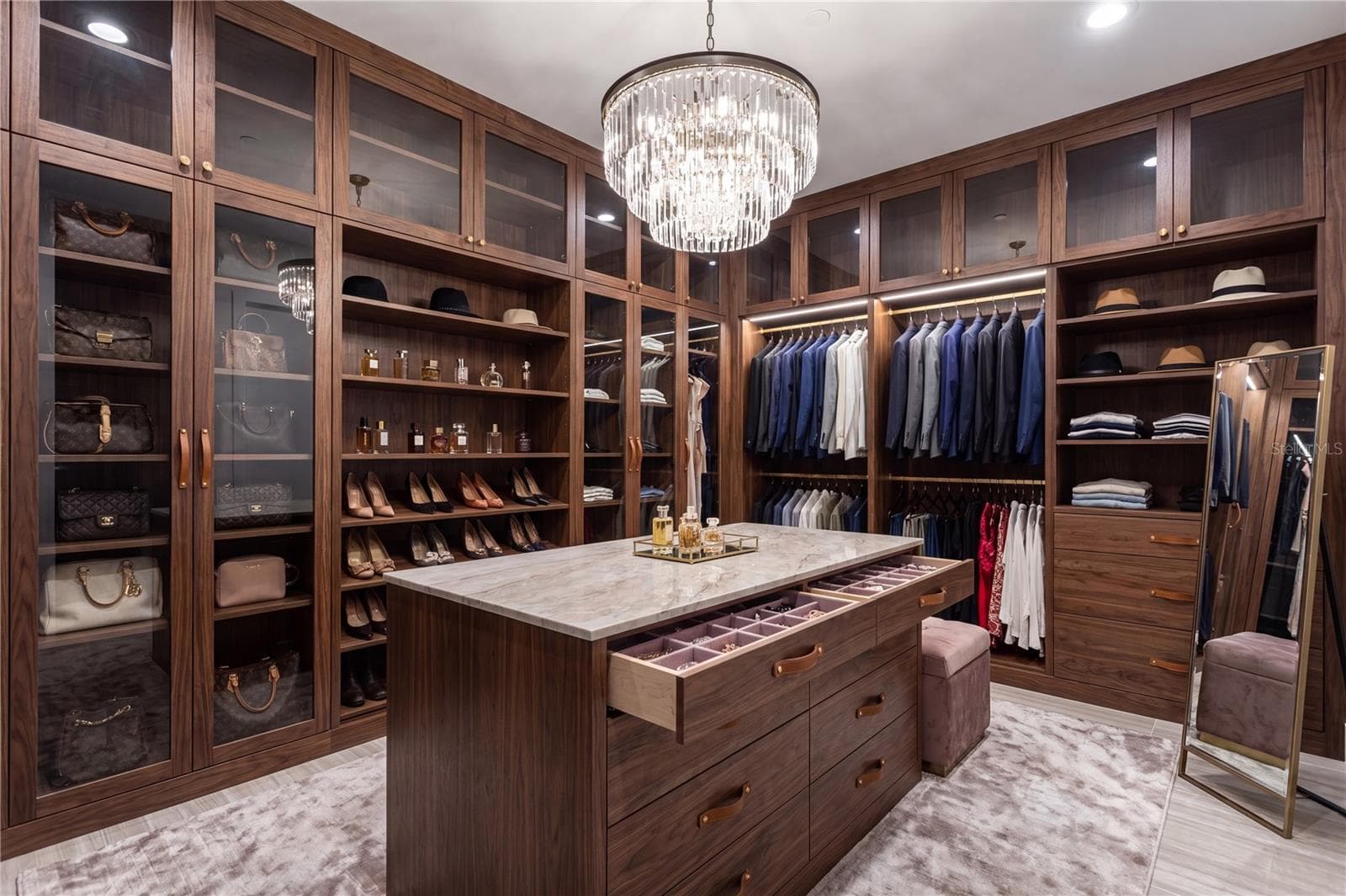 Spacious walk-in closet Primary Bedroom - 3015 S YSABELLA AVE #2301, TAMPA