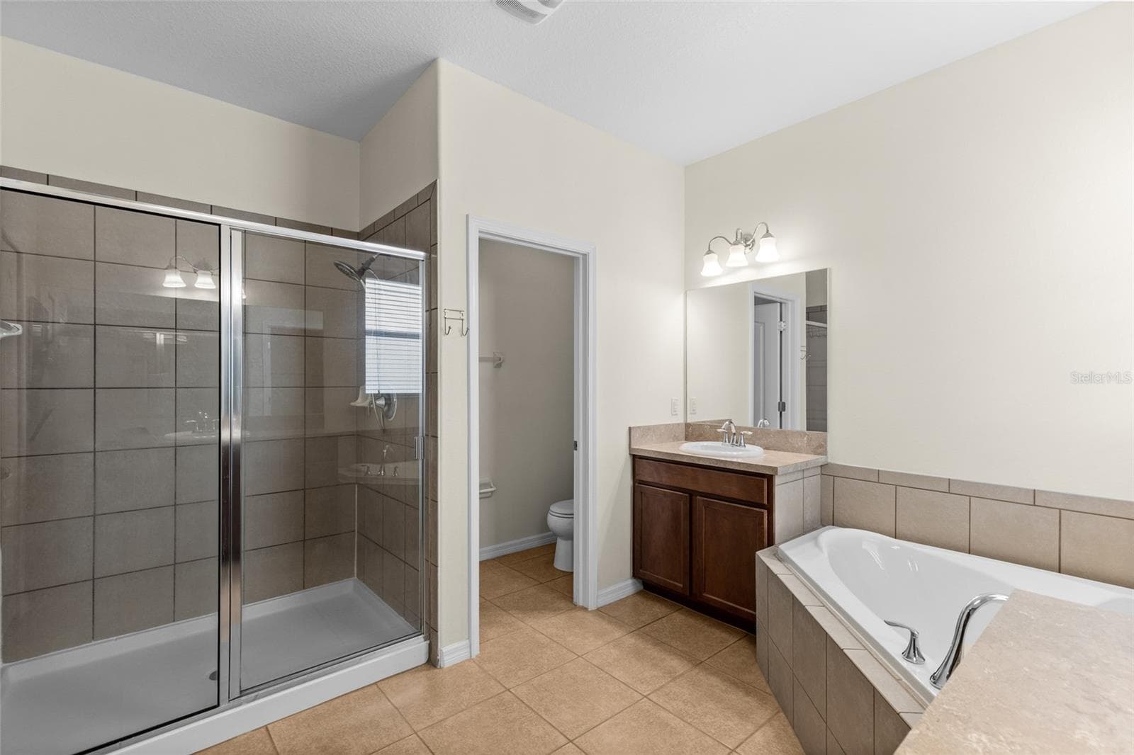 Primary Master Bathroom - Garden TUb & Shower - 3652 MADBURY CIR, LAKELAND