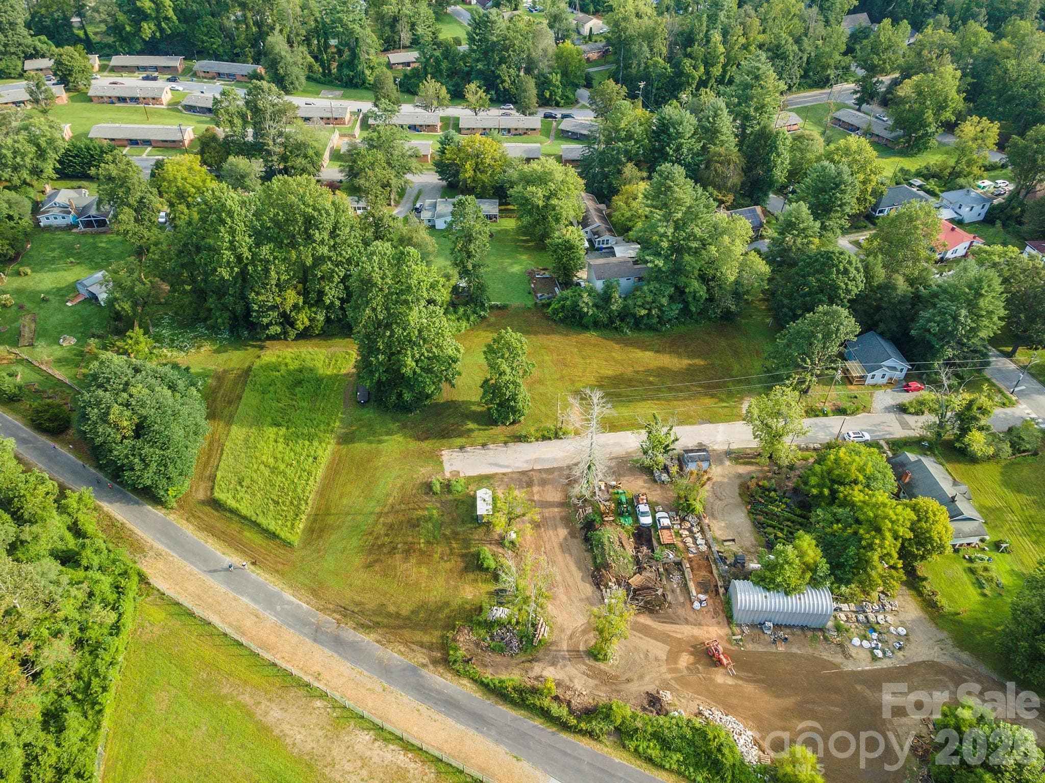 About 1 mile to downtown Hendersonville - Hendersonville