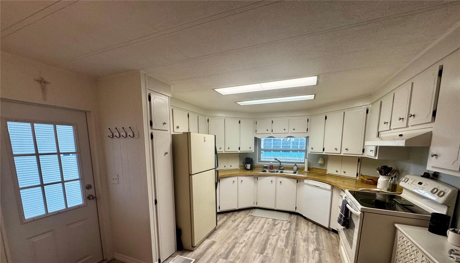 Manufactured Home at 5619 BAYSHORE RD #240, PALMETTO, photo 5 of 34