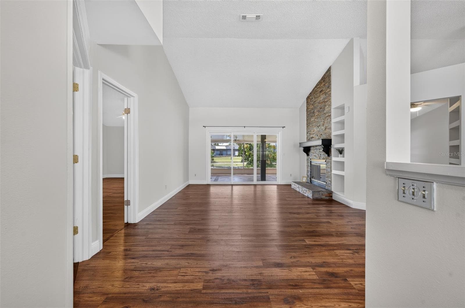 Guests are immediately impressed with the updated floors and open floor plan - 2925 EAGLE LAKE DR, ORLANDO
