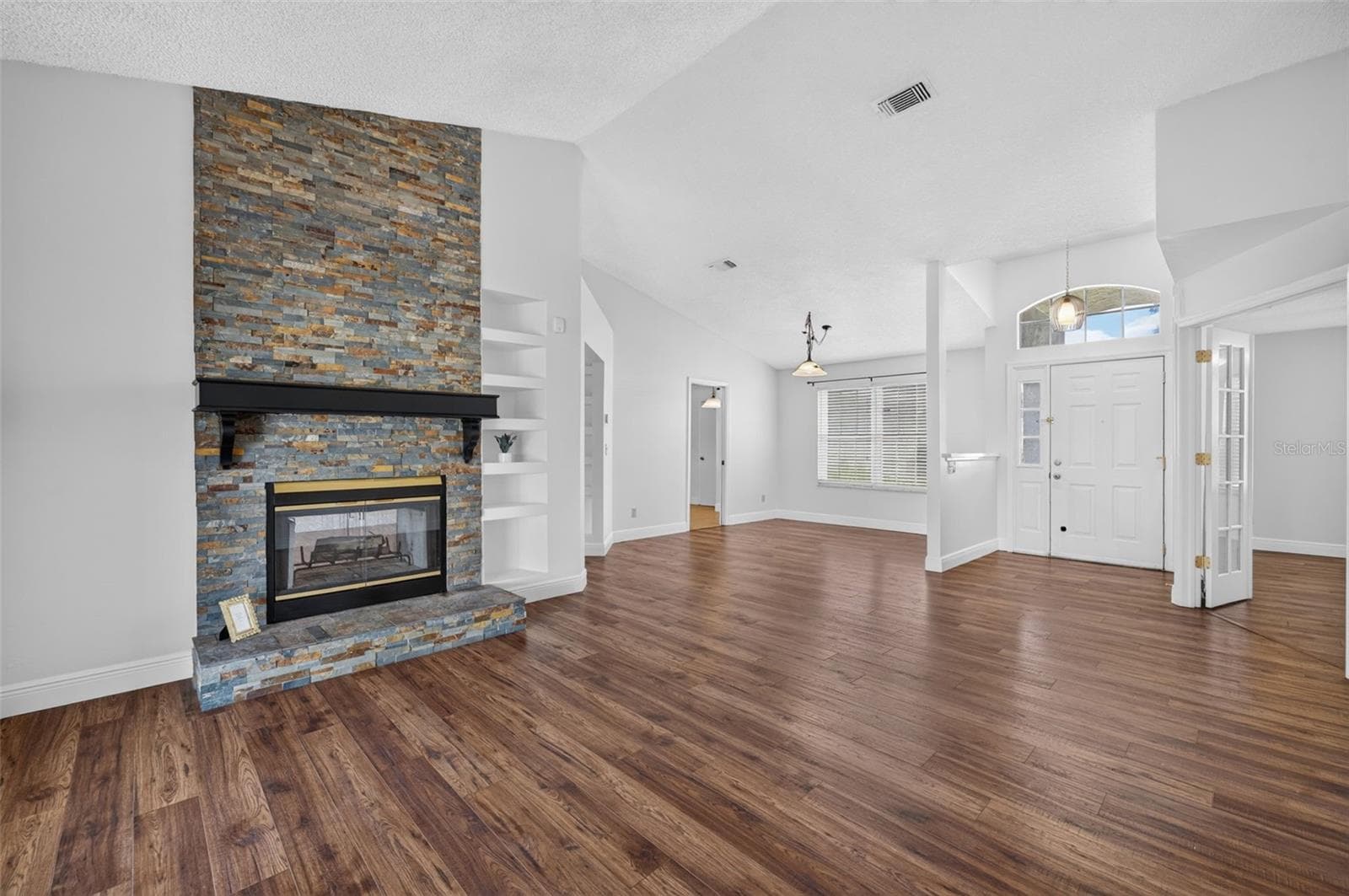 Additional design detail includes vaulted ceilings, built-in shelving, and ample natural light. - 2925 EAGLE LAKE DR, ORLANDO