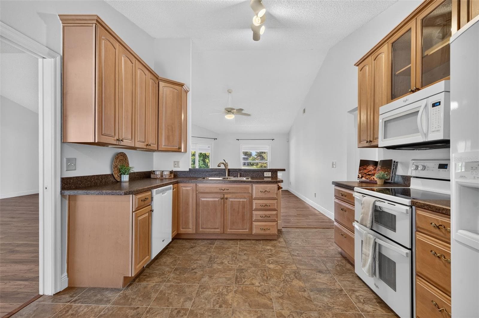 Kitchen features include 42" cabinets, a double oven, and a breakfast bar. - 2925 EAGLE LAKE DR, ORLANDO