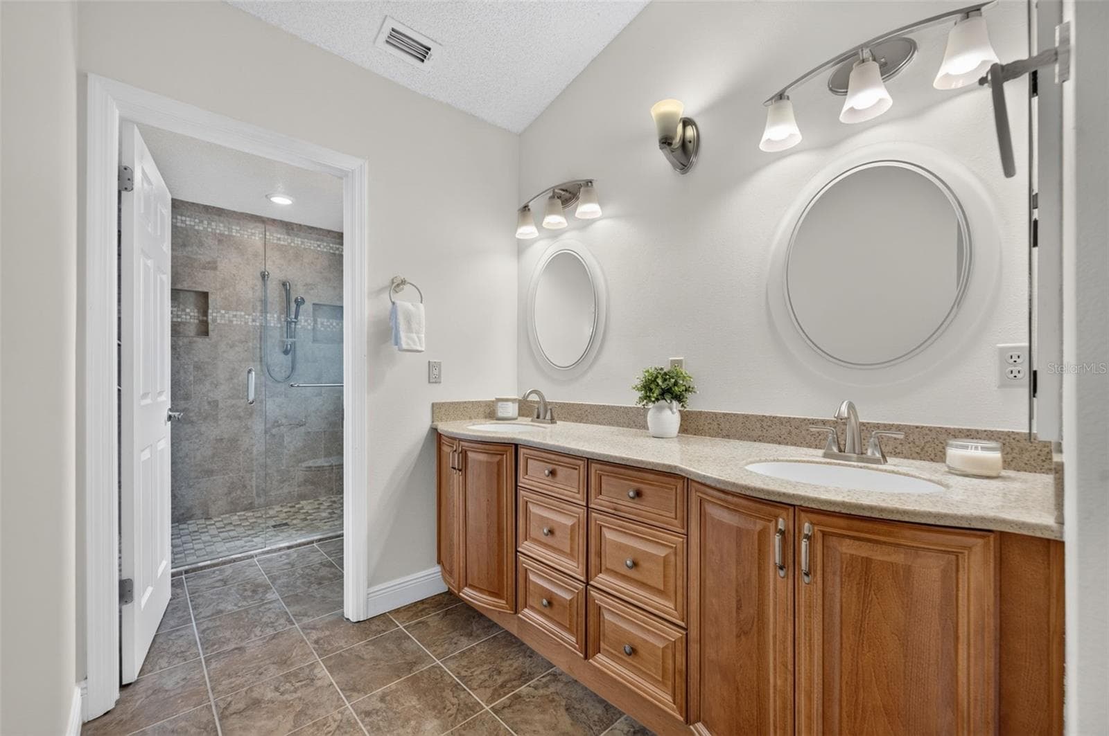 Dual skins in the primary bathroom. - 2925 EAGLE LAKE DR, ORLANDO