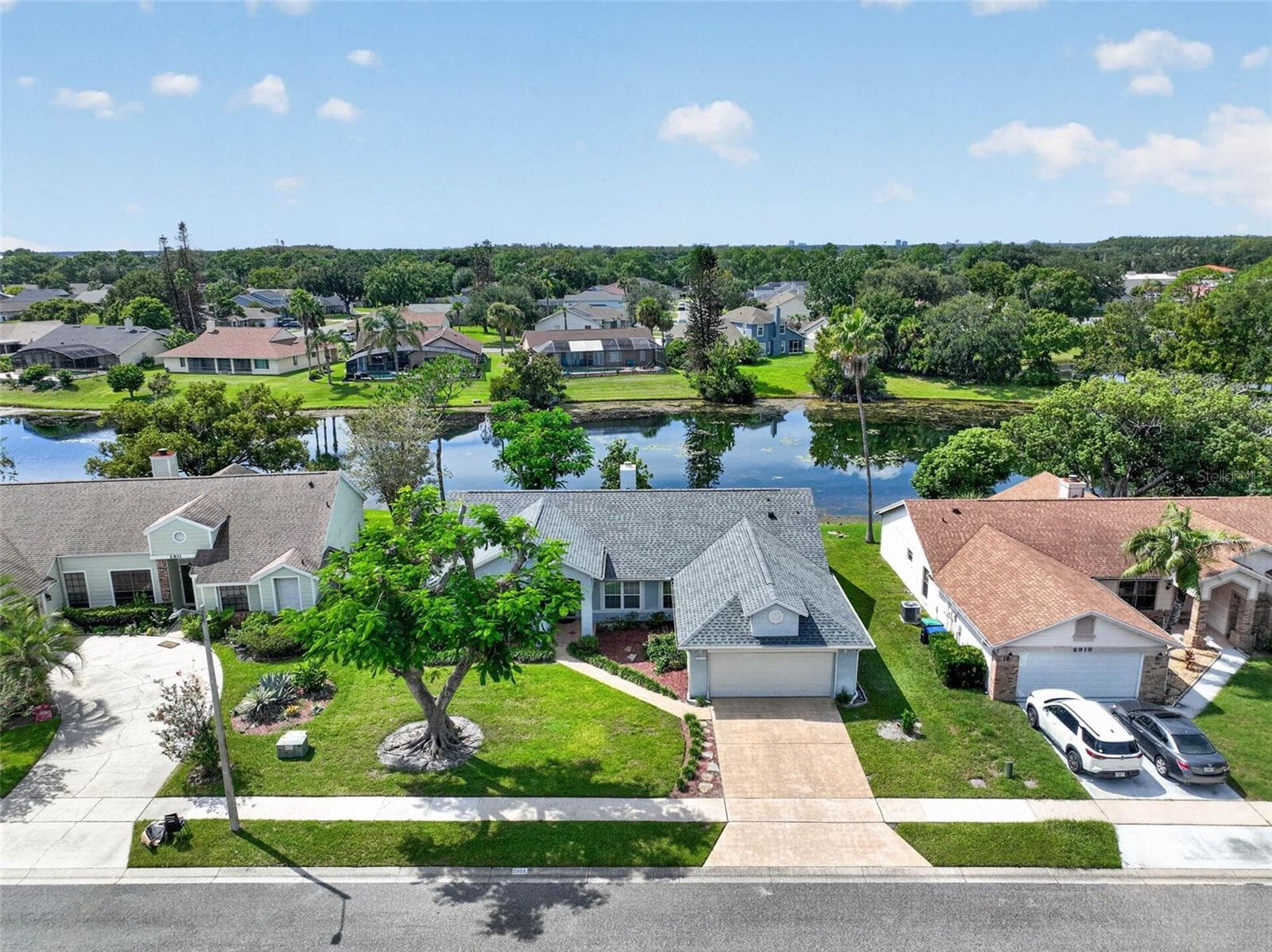Mature landscaping in both the front and back of the home adds to the beauty! - 2925 EAGLE LAKE DR, ORLANDO