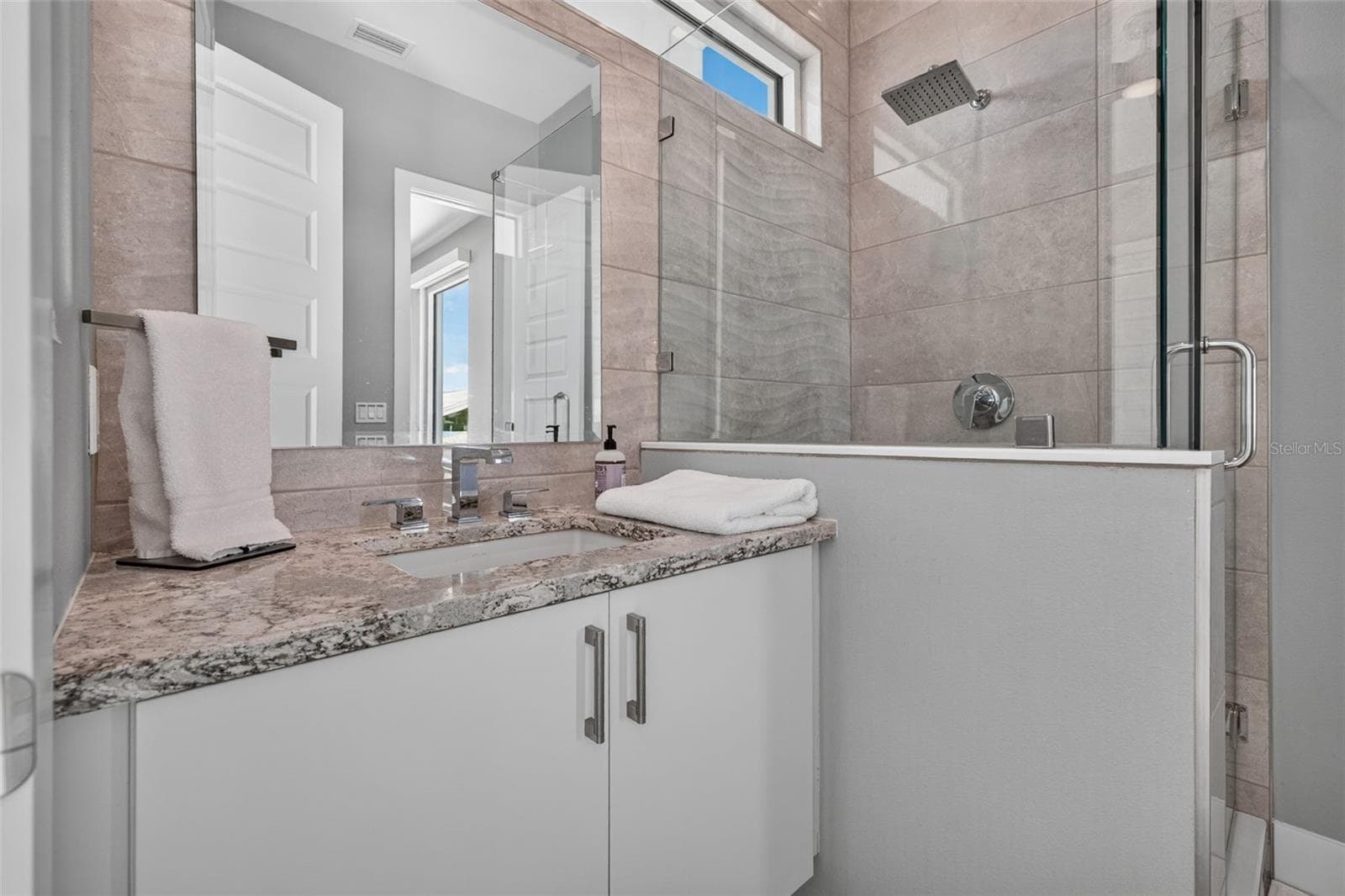 En suite bath with every room. - 10209 GULF BLVD, TREASURE ISLAND