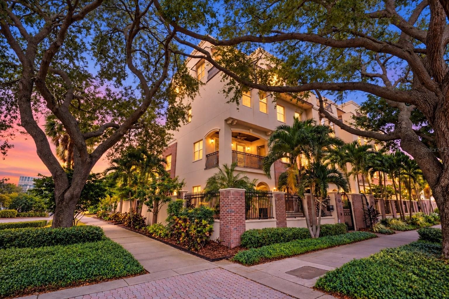 500 BEACH DR NE