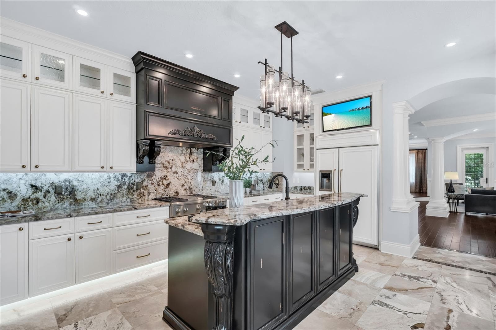 Main level kitchen - 500 BEACH DR NE, ST PETERSBURG