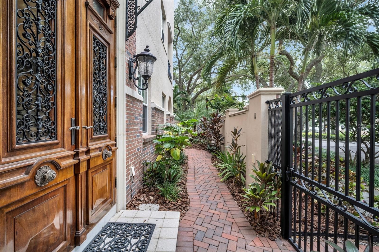 5th Ave NE side entrance with secure gate - 500 BEACH DR NE, ST PETERSBURG