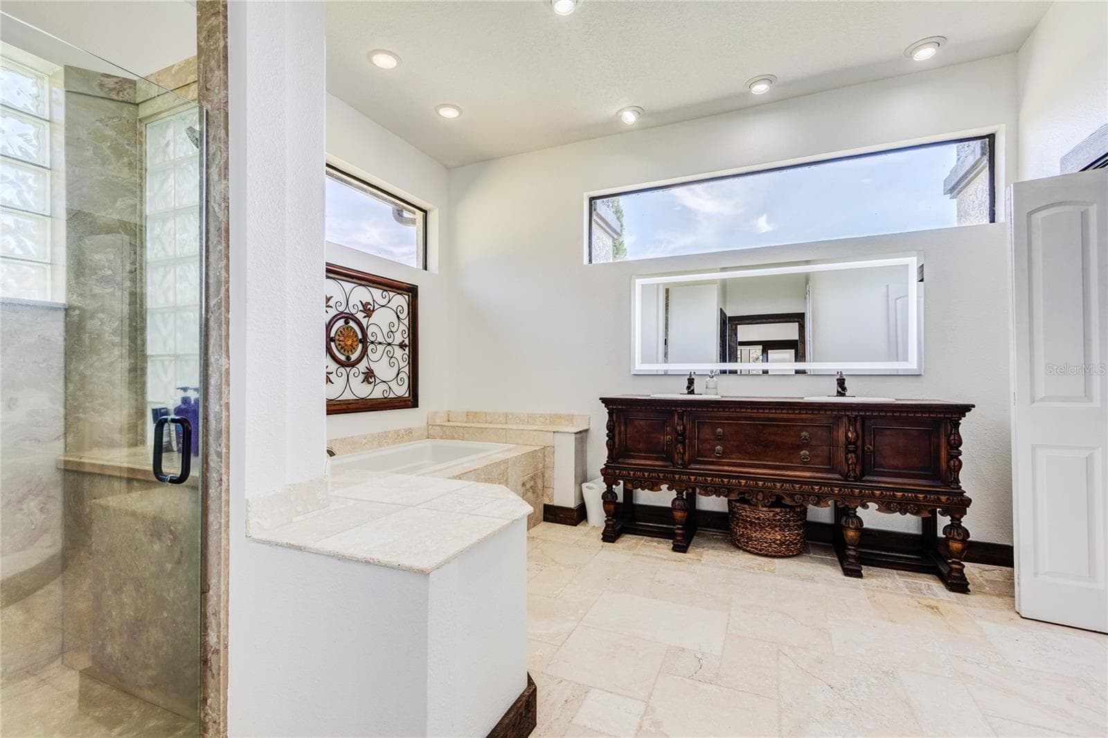 Walk-in shower and seperate garden tub! - 32305 PASCO RD, SAN ANTONIO