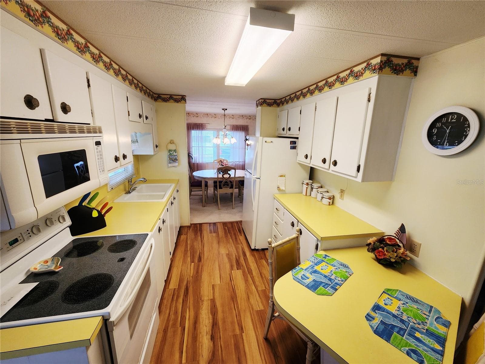 Kitchen with Breakfast Bar - 5408 CHATEAU LN, BRADENTON