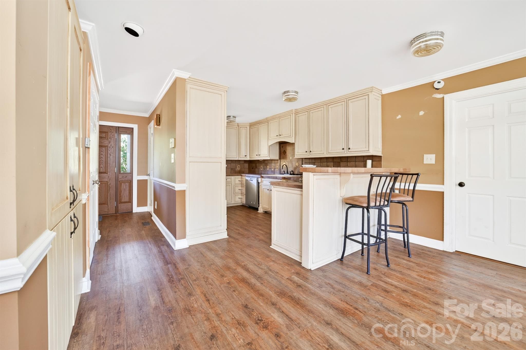 Eat at bar connects the kitchen - 9702 Quail Cove Court, Indian Trail