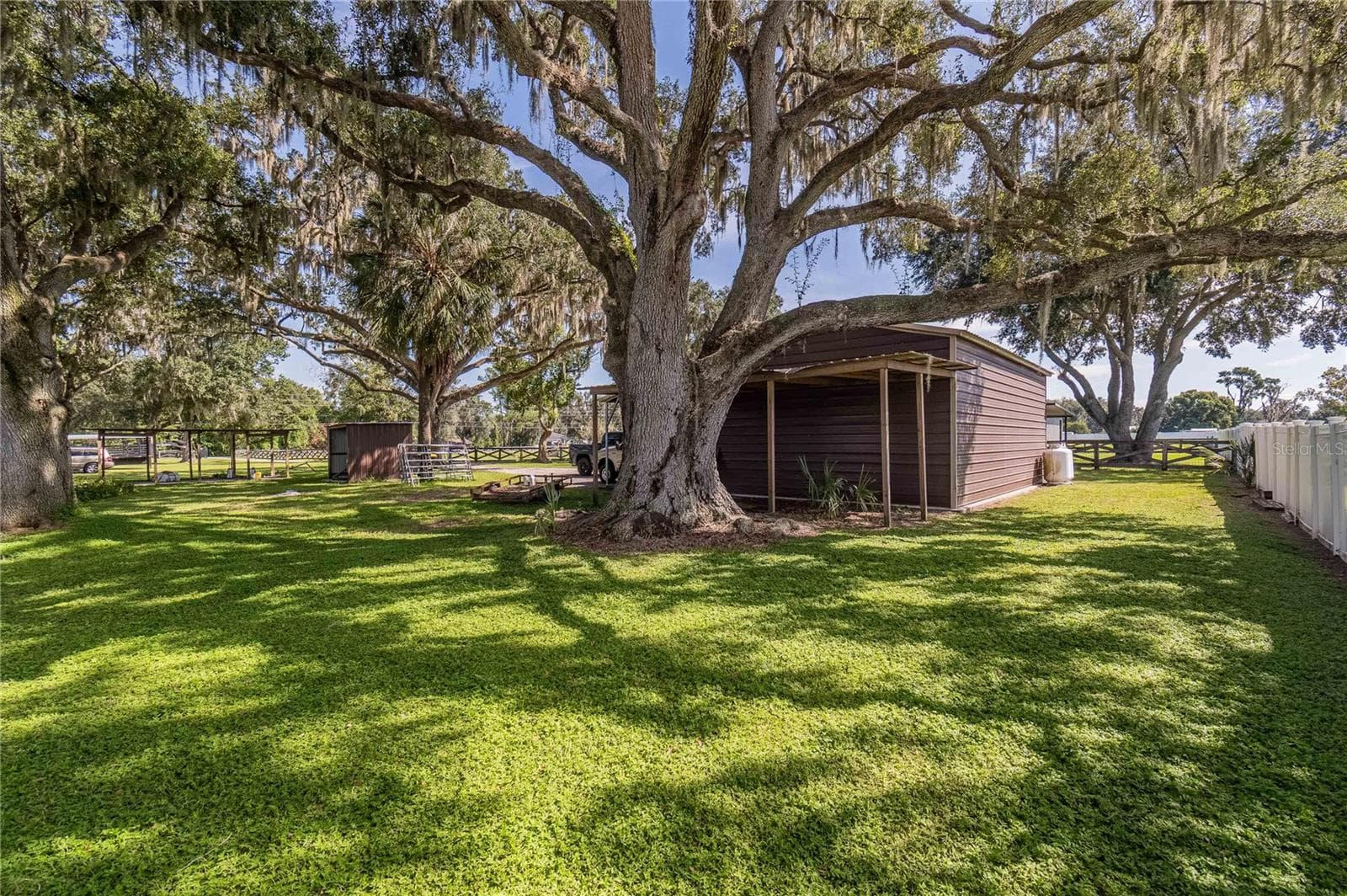 Another covered area on the right side of workshop - 3910 KNIGHTS STATION RD, LAKELAND