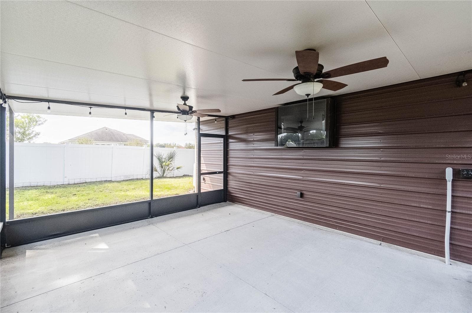 Screen room attached to workshop/garage - 3910 KNIGHTS STATION RD, LAKELAND