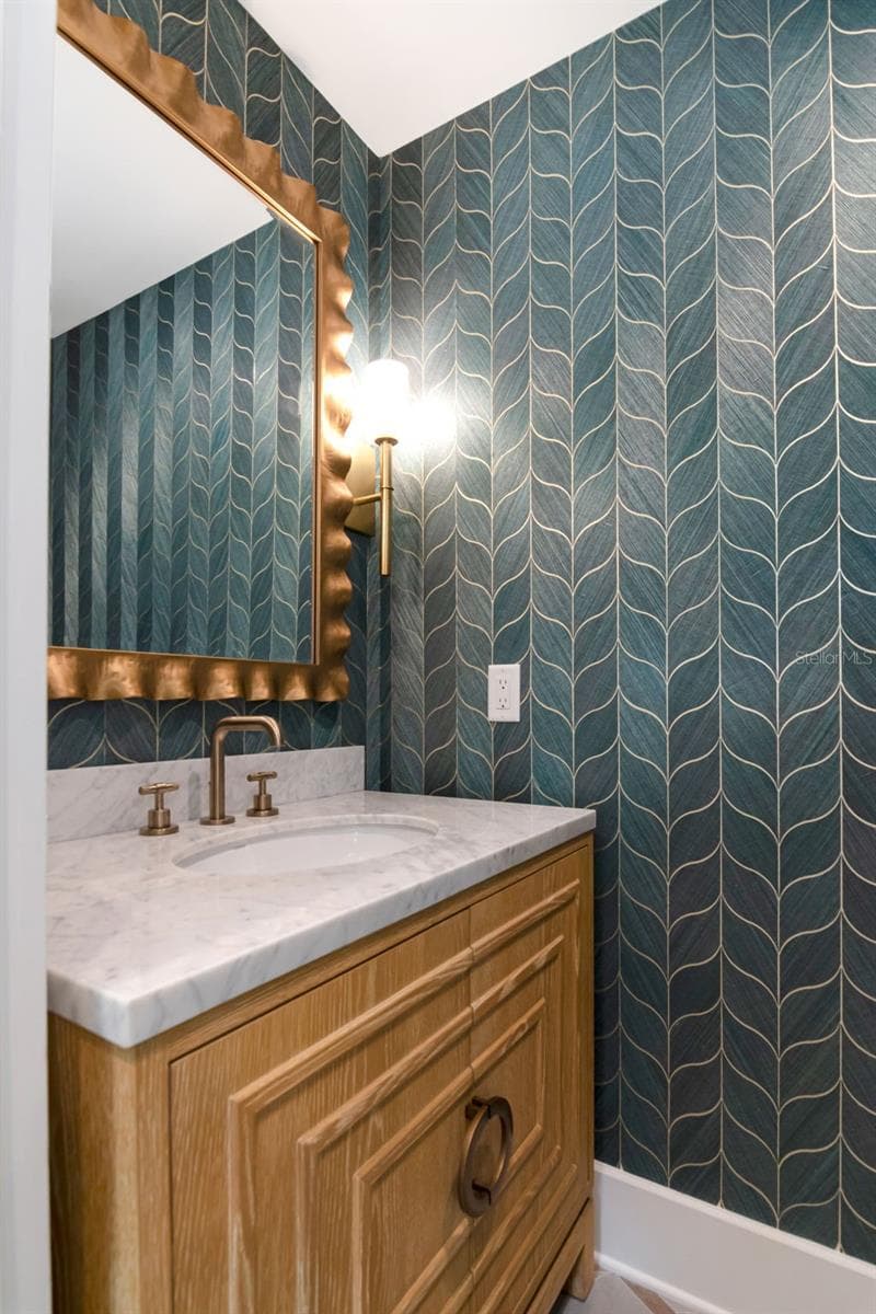 Elegant powder bath - 4706 W SAN JOSE ST, TAMPA