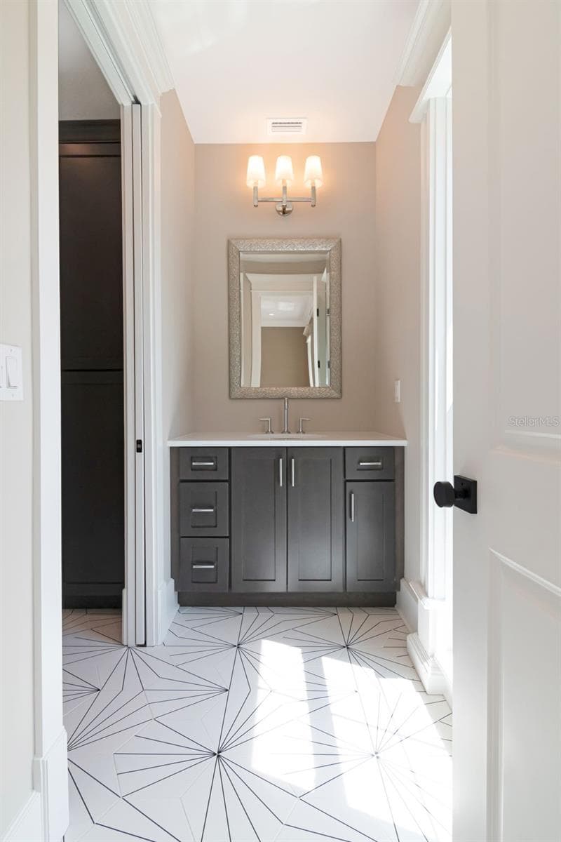 shared bath with separate sinks - 4706 W SAN JOSE ST, TAMPA