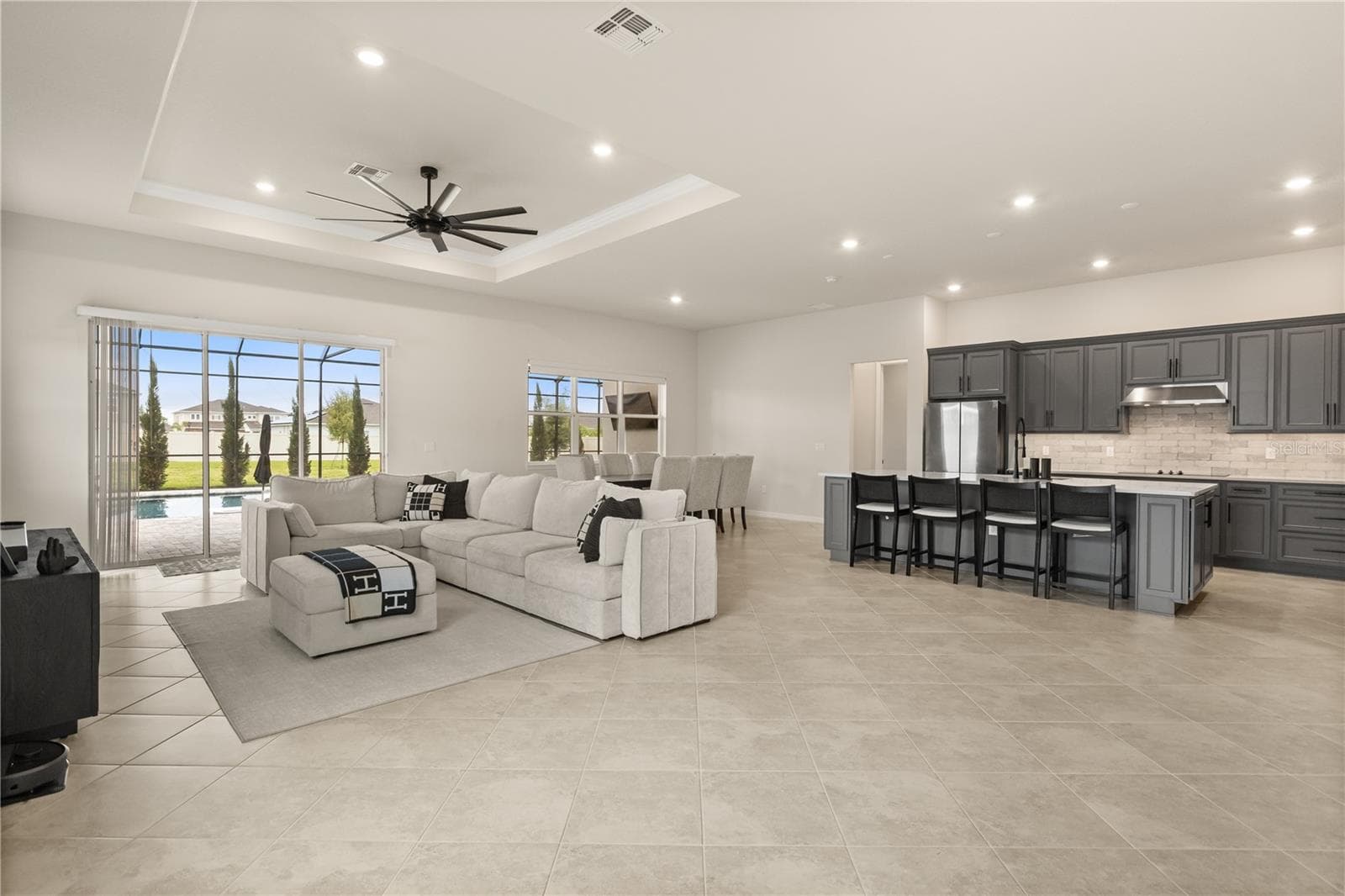 Oversized living area with dining room/ kitchen combo with pool views - 4348 SUNSET PRESERVE BLVD, ORLANDO