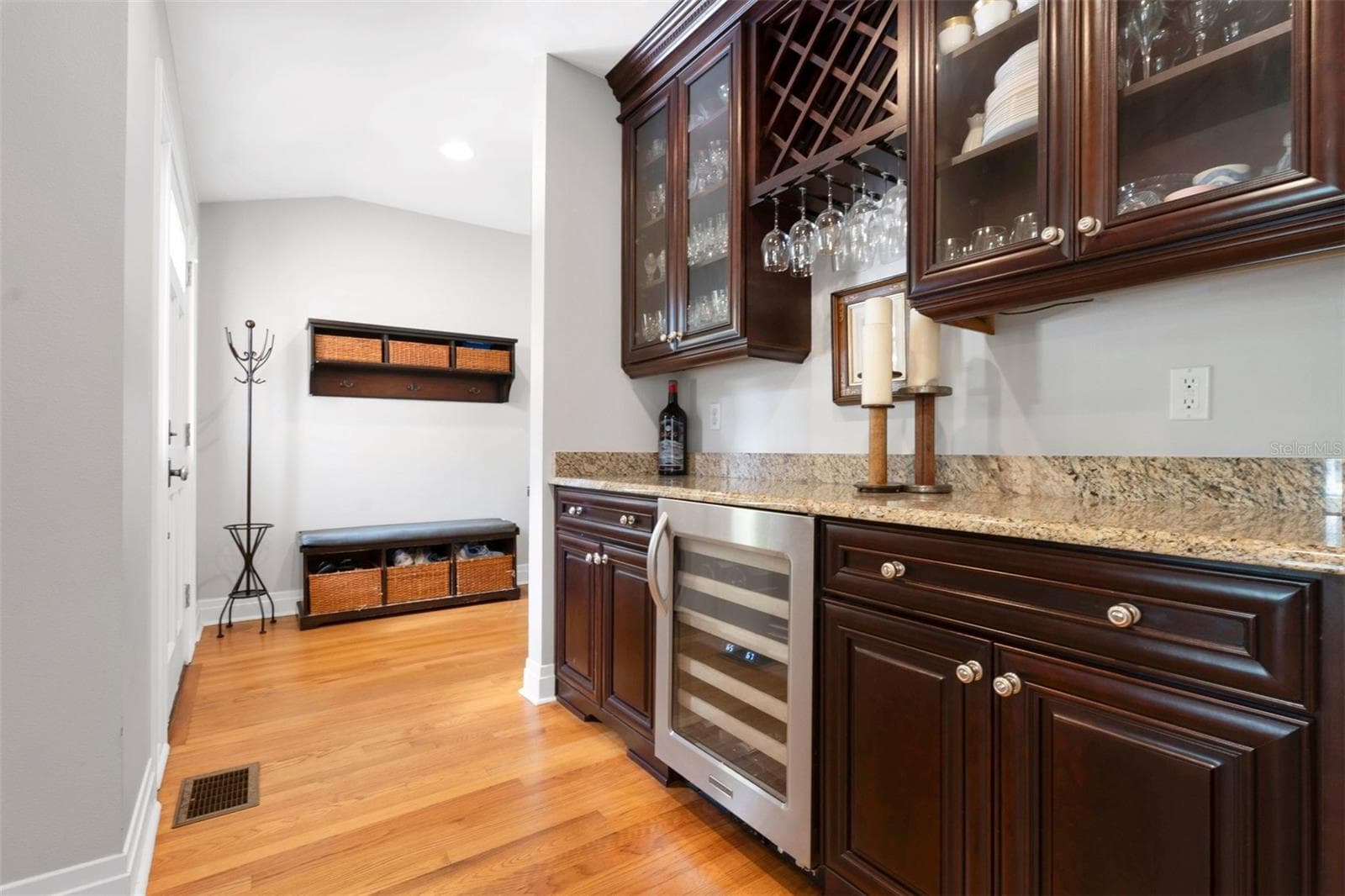 Mudroom entrance and butler pantry - 729 ALAMEDA ST, ORLANDO