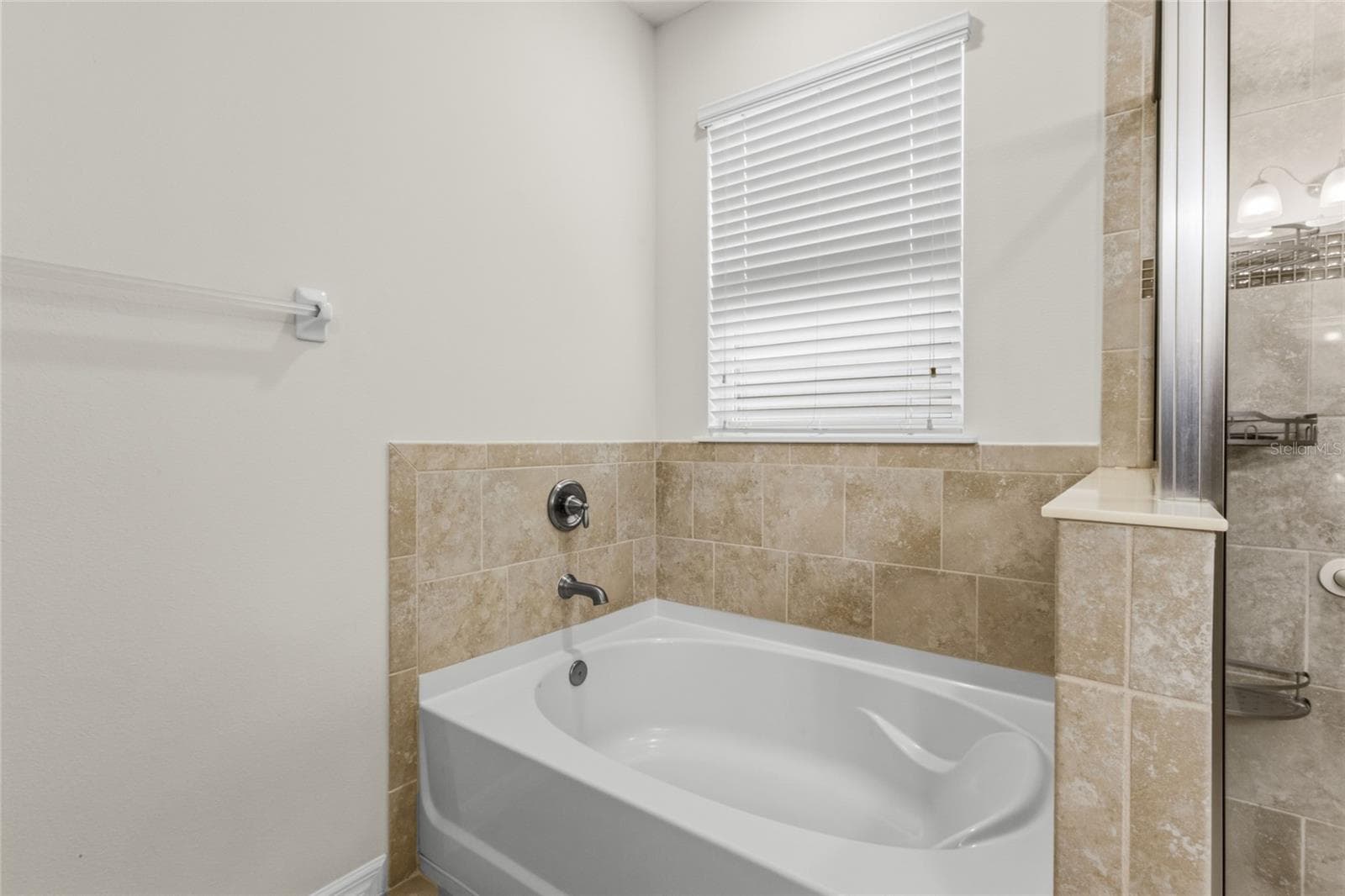 Tub in primary bathroom - 2924 ORIOLE DR, SARASOTA