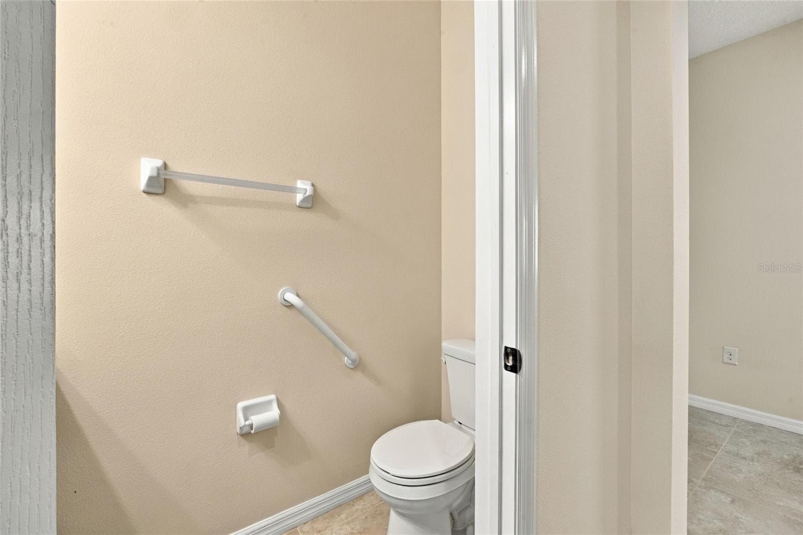 Half bath makes all the difference for convenience and entertaining - 2924 ORIOLE DR, SARASOTA