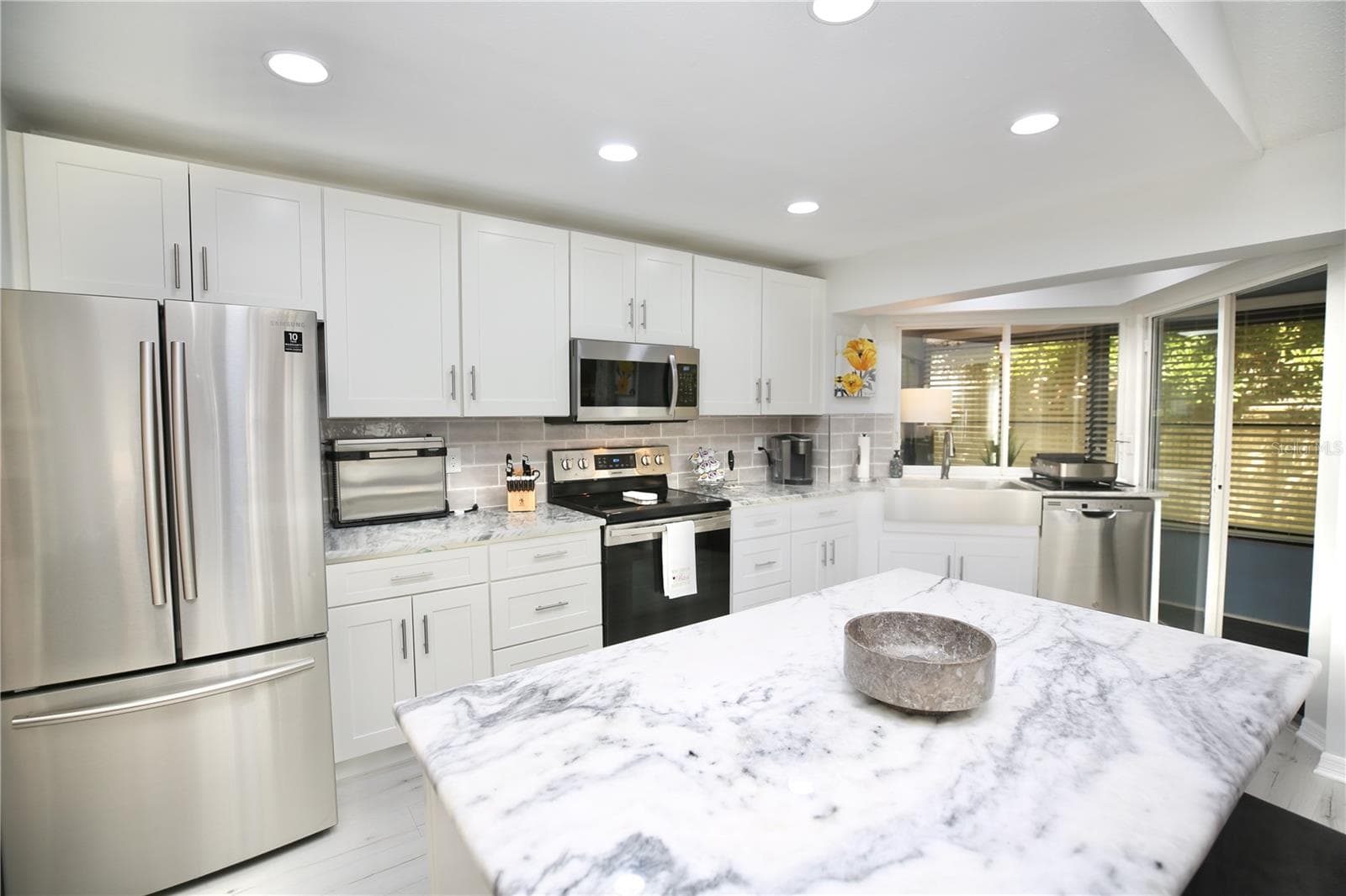 fully updated kitchen - 3540 COUNTRYBROOK LN #16, PALM HARBOR