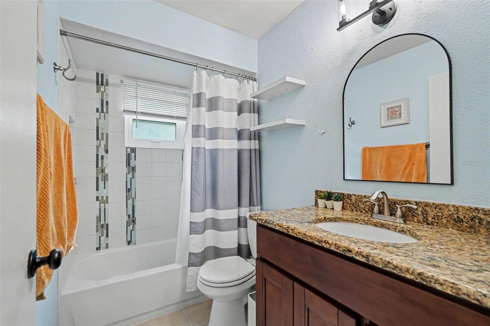 Hall bathroom - 8064 FAWNRIDGE CIR, TAMPA