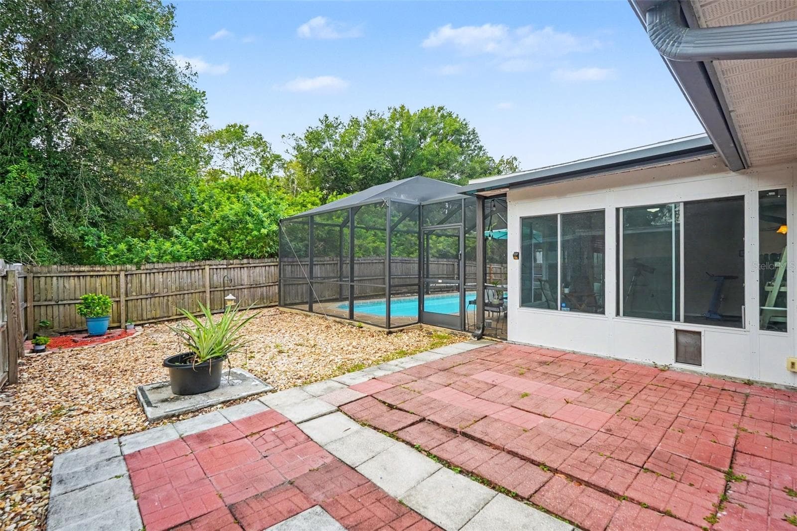 Side patio - 8064 FAWNRIDGE CIR, TAMPA