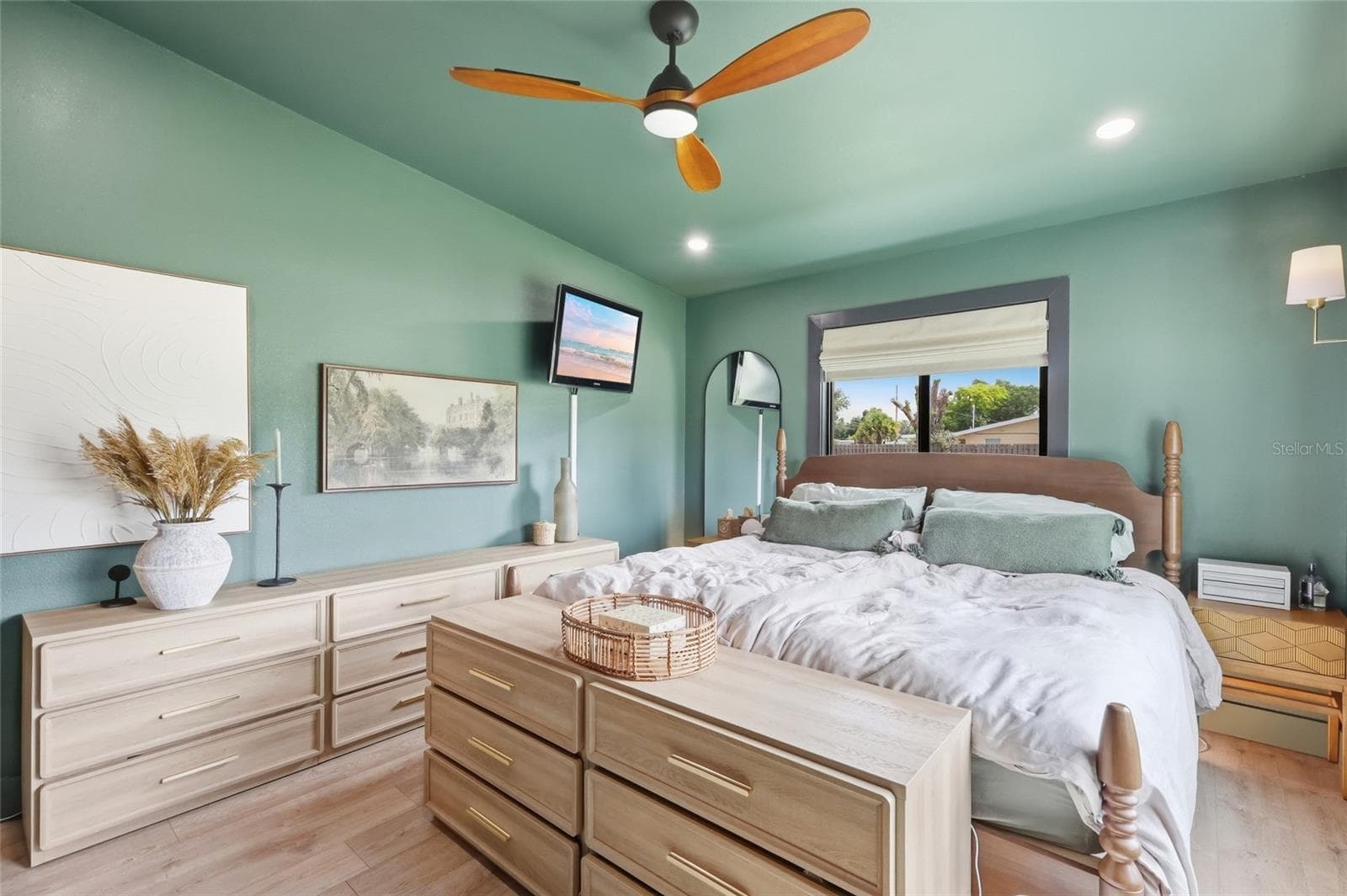 Large guest bedroom with tons of natural light - 5055 LAHAINA DR, SARASOTA